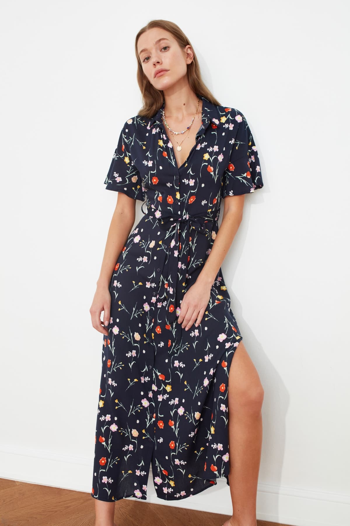 Trendyolmilla Lacivert Kuşaklı Yırtmaçlı Çiçek Desenli Midi Dokuma Gömlek Elbise TWOSS20EL2822