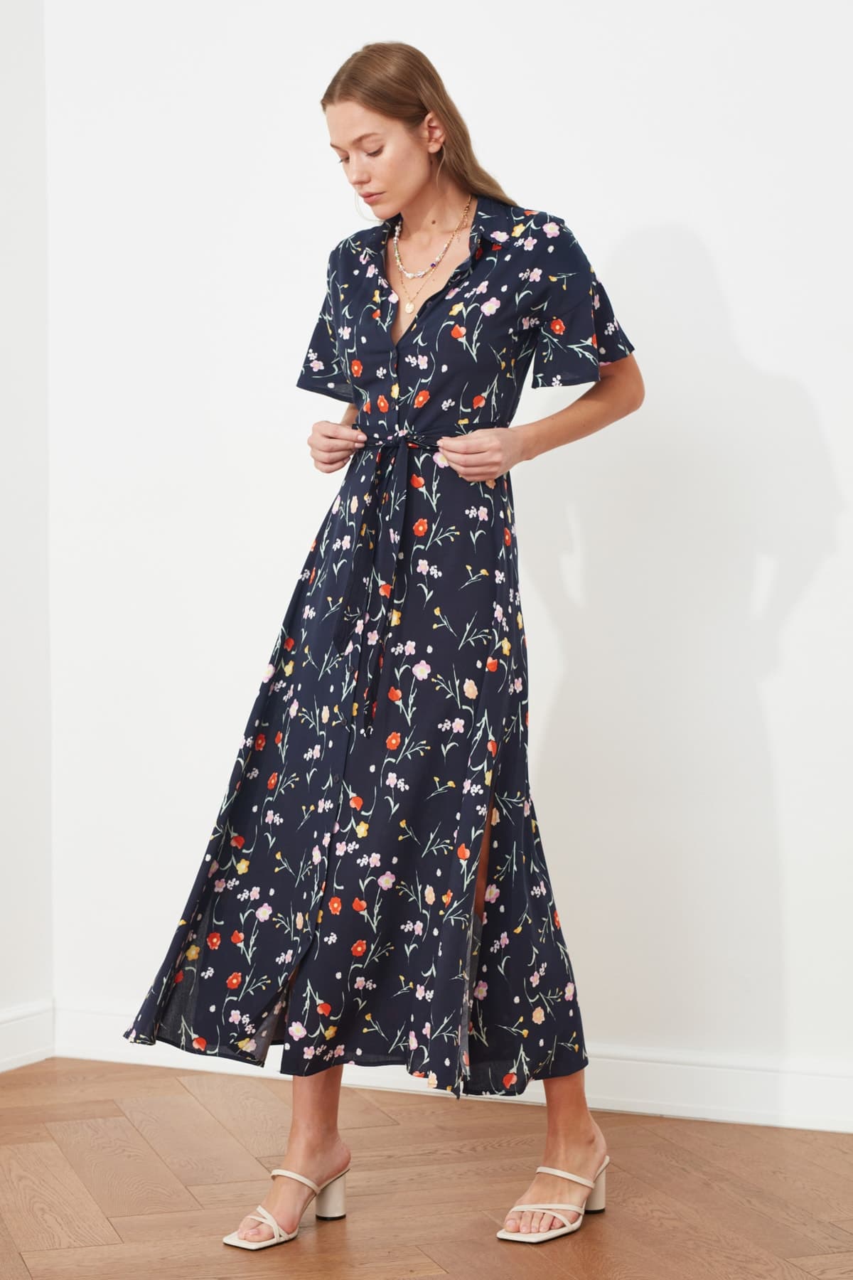 Trendyolmilla Lacivert Kuşaklı Yırtmaçlı Çiçek Desenli Midi Dokuma Gömlek Elbise TWOSS20EL2822