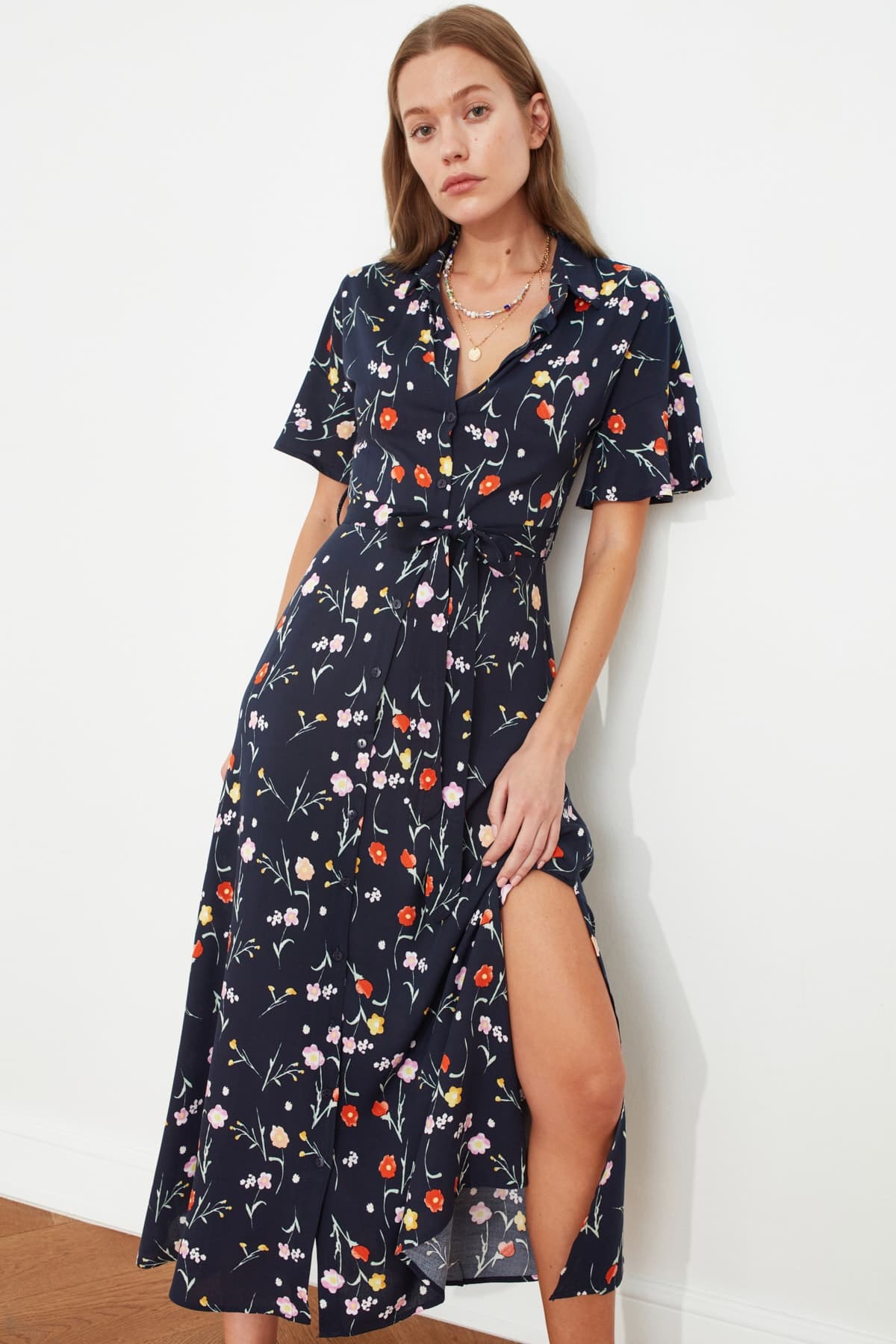 Trendyolmilla Lacivert Kuşaklı Yırtmaçlı Çiçek Desenli Midi Dokuma Gömlek Elbise TWOSS20EL2822