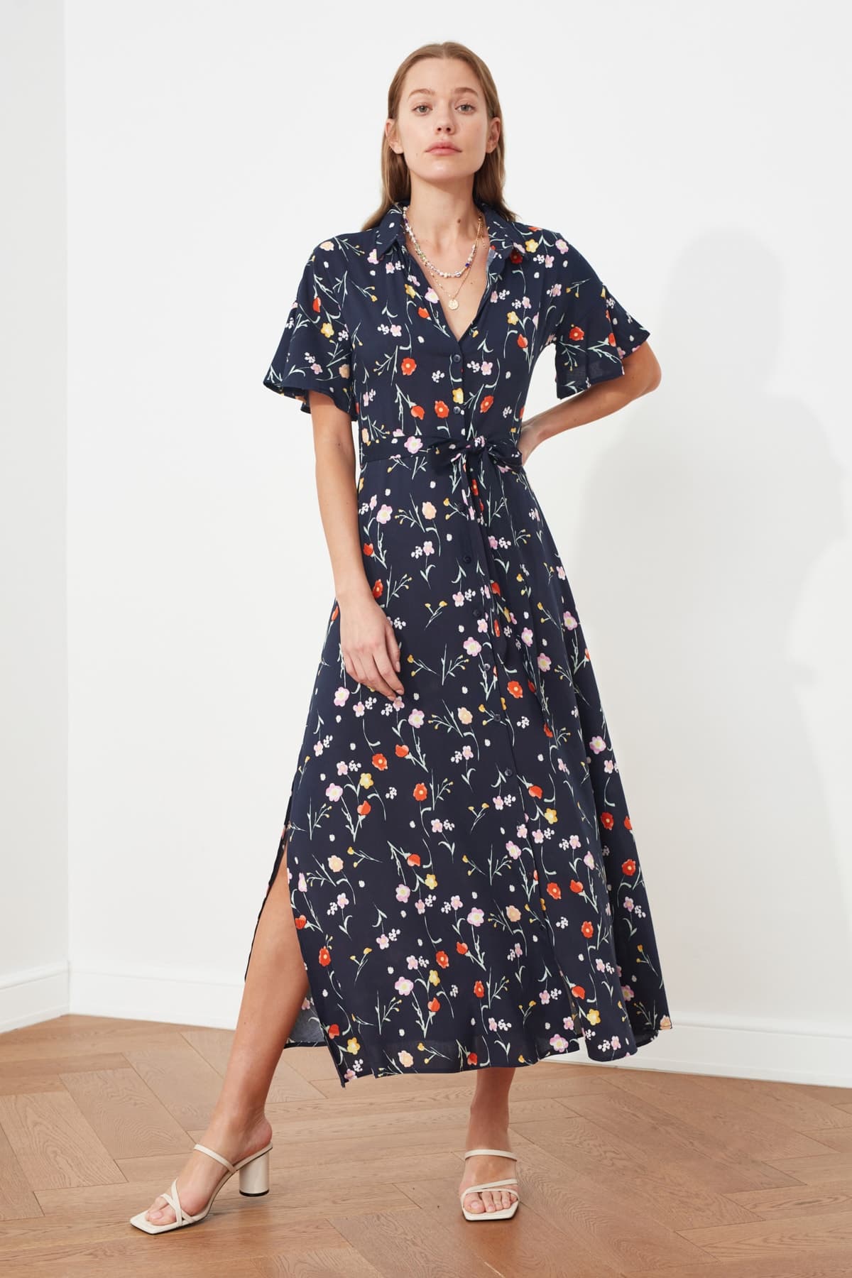 Trendyolmilla Lacivert Kuşaklı Yırtmaçlı Çiçek Desenli Midi Dokuma Gömlek Elbise TWOSS20EL2822