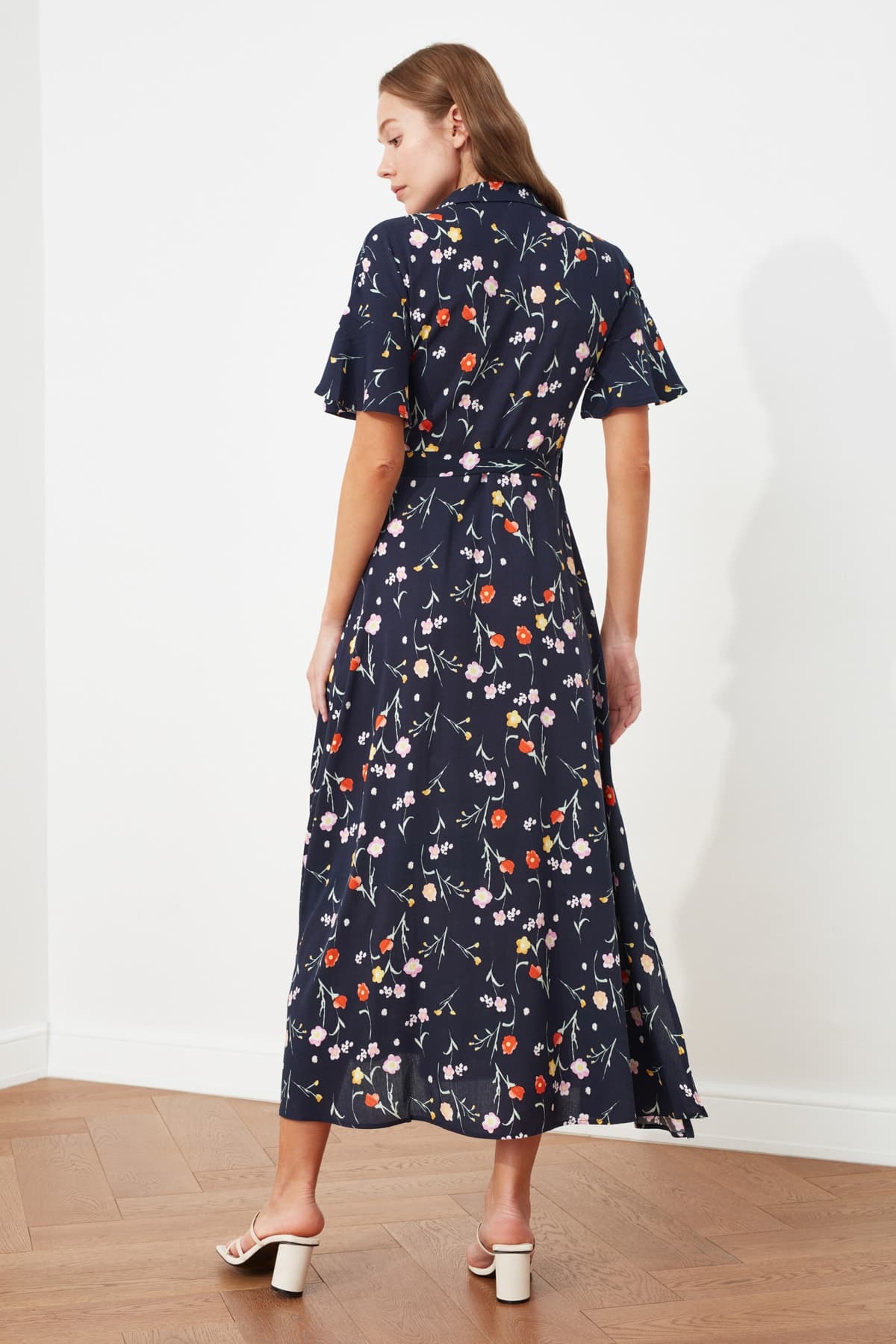 Trendyolmilla Lacivert Kuşaklı Yırtmaçlı Çiçek Desenli Midi Dokuma Gömlek Elbise TWOSS20EL2822