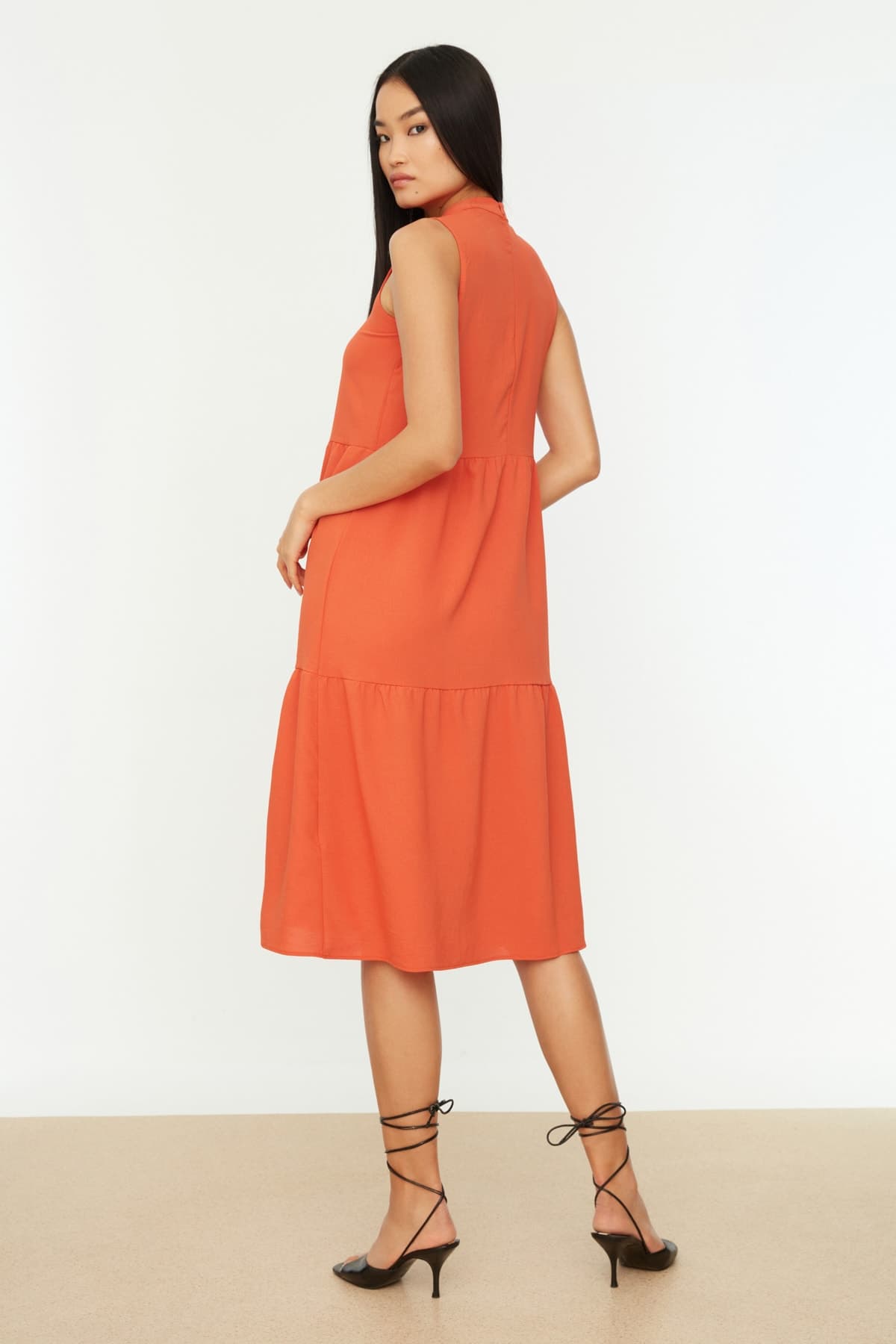 Trendyolmilla Turuncu Shift/Düz Kesim Dik Yaka Midi Dokuma Elbise TWOSS20EL1864