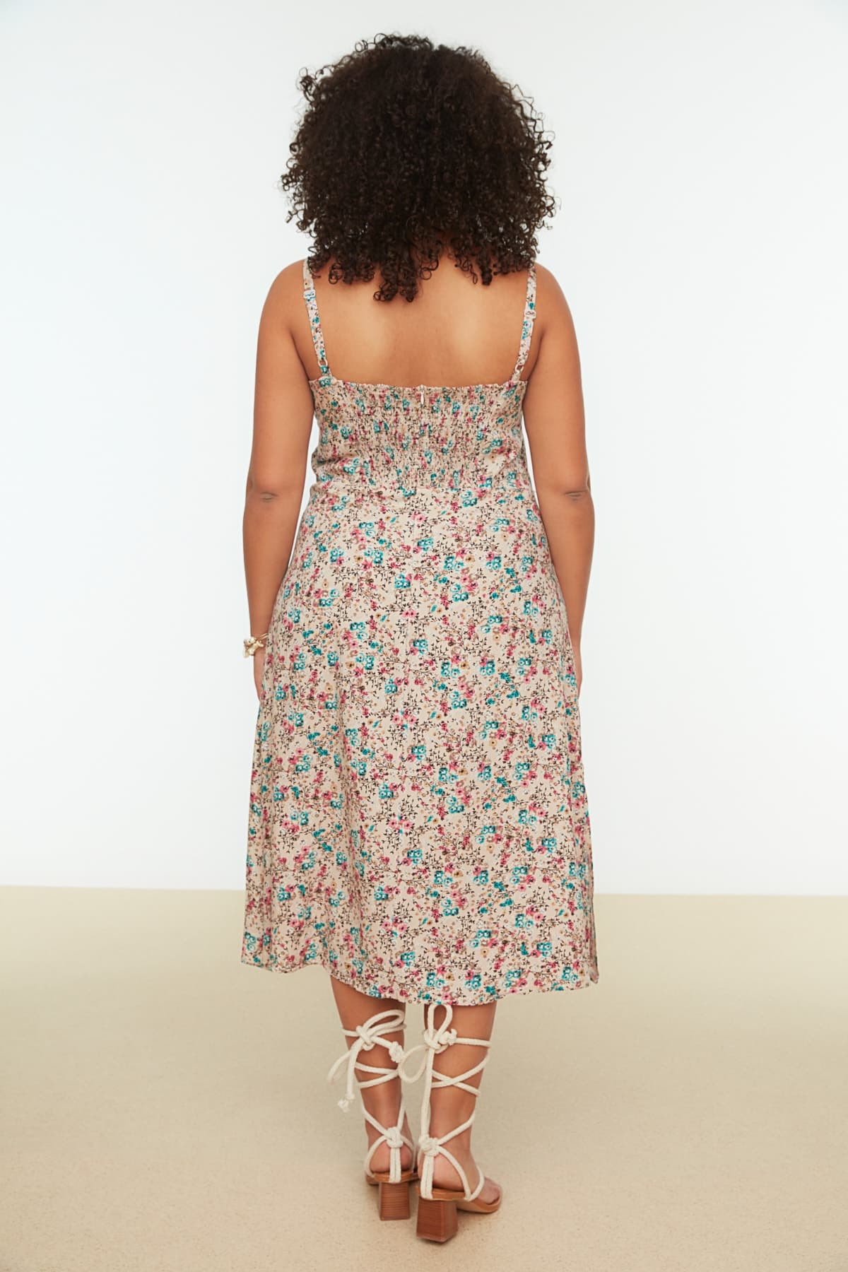 Trendyolmilla Curve Bej Çiçekli V Yaka Dokuma Ayarlanabilir Askılı Uzun Elbise TBBSS22AH0055