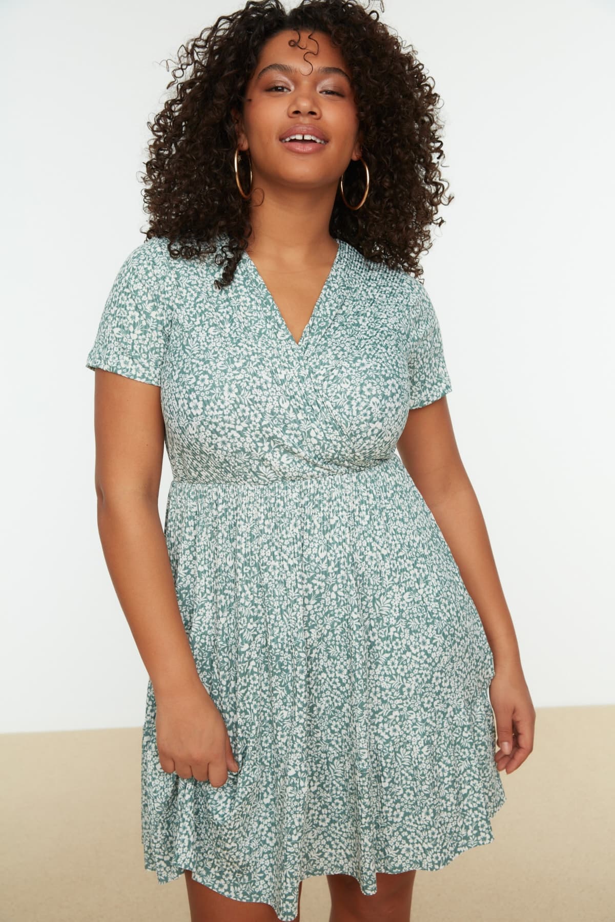 Trendyolmilla Curve Yeşil V Yaka Çiçek Desenli Stakter Örme Büyük Beden Elbise TBBSS22EL1638