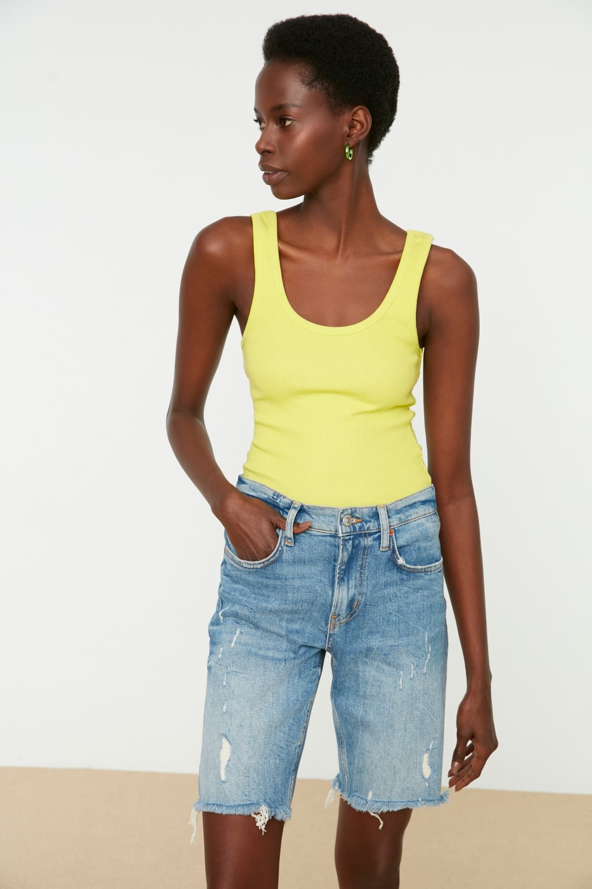 Sarı Fitted/Vücuda Oturan Havuz Yaka Fitilli Esnek Örme Atlet