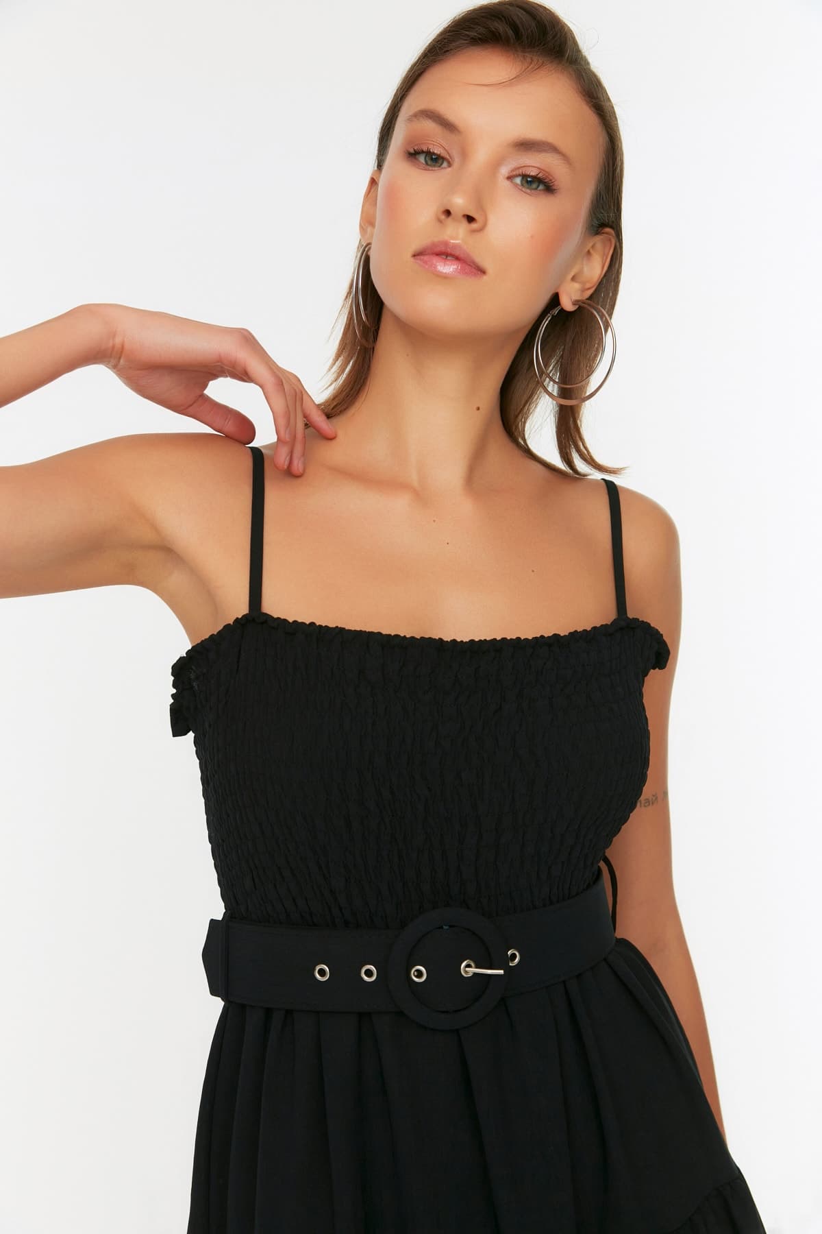 Trendyolmilla Siyah Kemerli Volanlı Skater/Belden Açılan Midi Dokuma Elbise TWOSS21EL1929