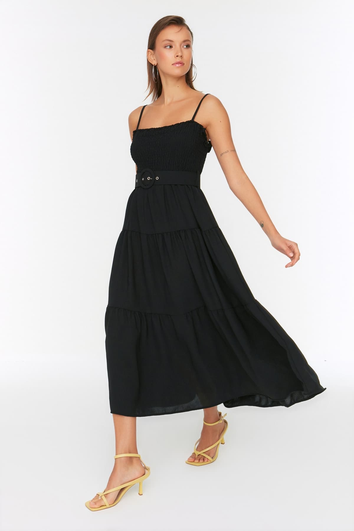 Trendyolmilla Siyah Kemerli Volanlı Skater/Belden Açılan Midi Dokuma Elbise TWOSS21EL1929