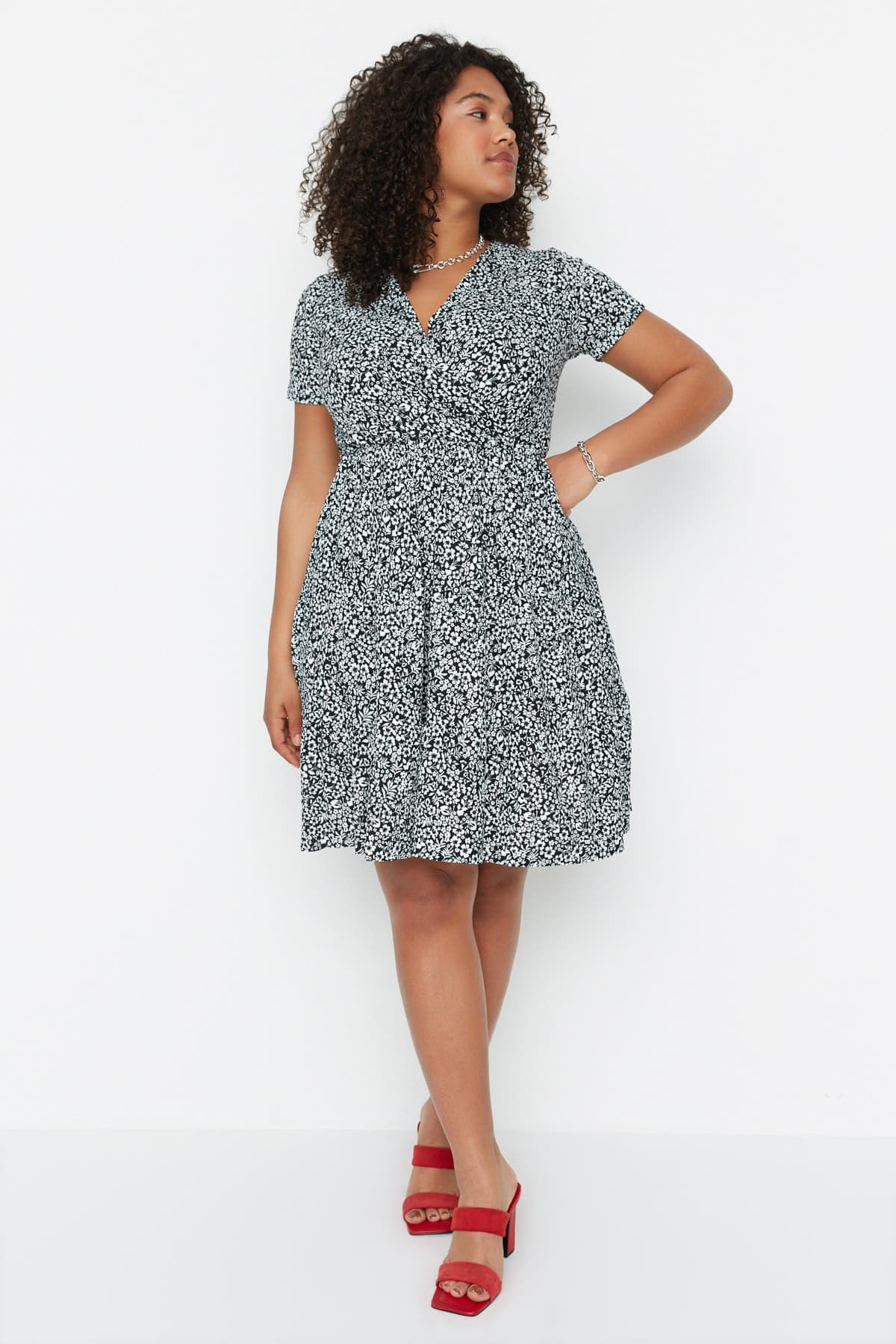 Trendyolmilla Curve Siyah V Yaka Çiçek Desenli Stakter Örme Büyük Beden Elbise TBBSS22EL1638