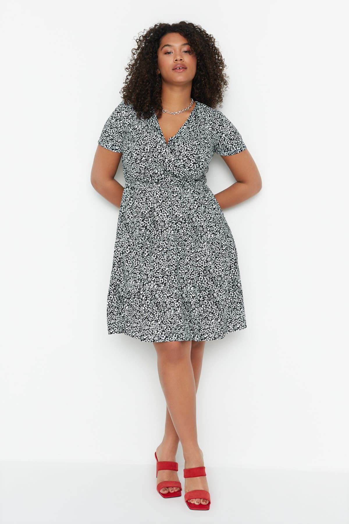 Trendyolmilla Curve Siyah V Yaka Çiçek Desenli Stakter Örme Büyük Beden Elbise TBBSS22EL1638