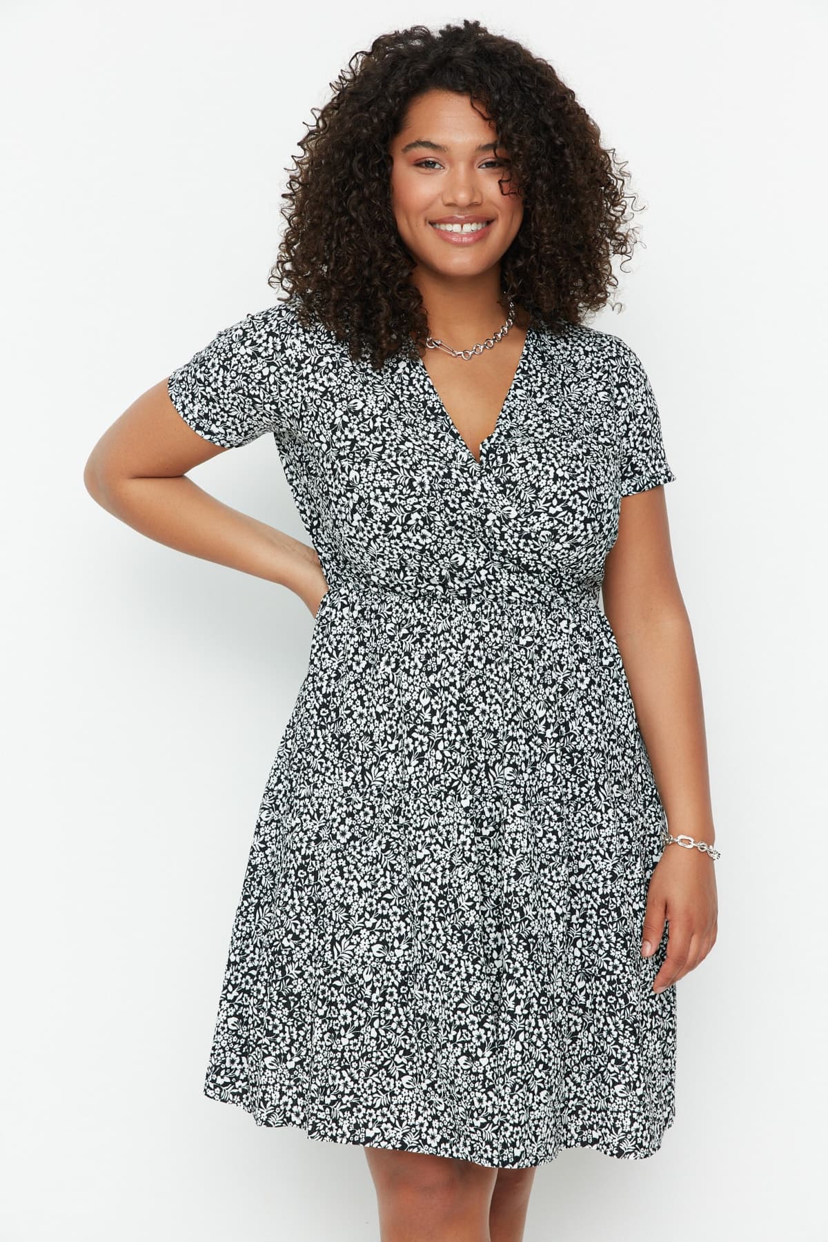 Trendyolmilla Curve Siyah V Yaka Çiçek Desenli Stakter Örme Büyük Beden Elbise TBBSS22EL1638