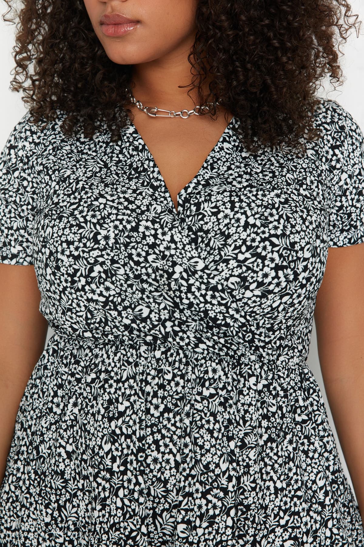 Trendyolmilla Curve Siyah V Yaka Çiçek Desenli Stakter Örme Büyük Beden Elbise TBBSS22EL1638