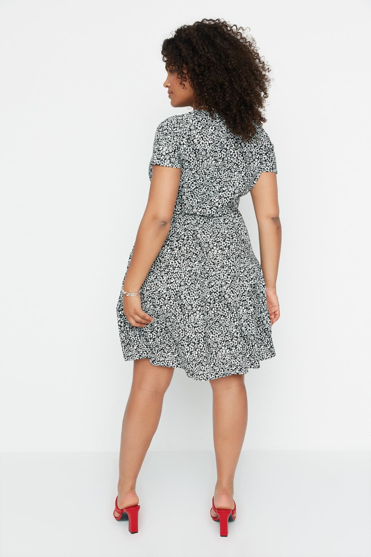 Trendyolmilla Curve Siyah V Yaka Çiçek Desenli Stakter Örme Büyük Beden Elbise TBBSS22EL1638