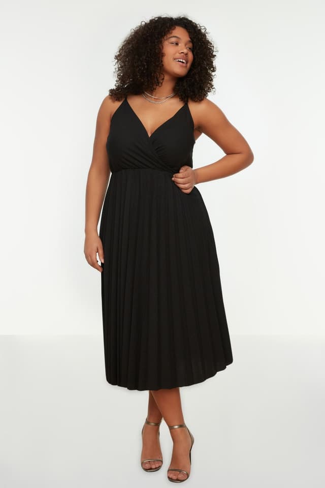 Product Trendyolmilla Curve Siyah Kruvaze Yaka Askılı Örme Elbise TBBSS22EL1565