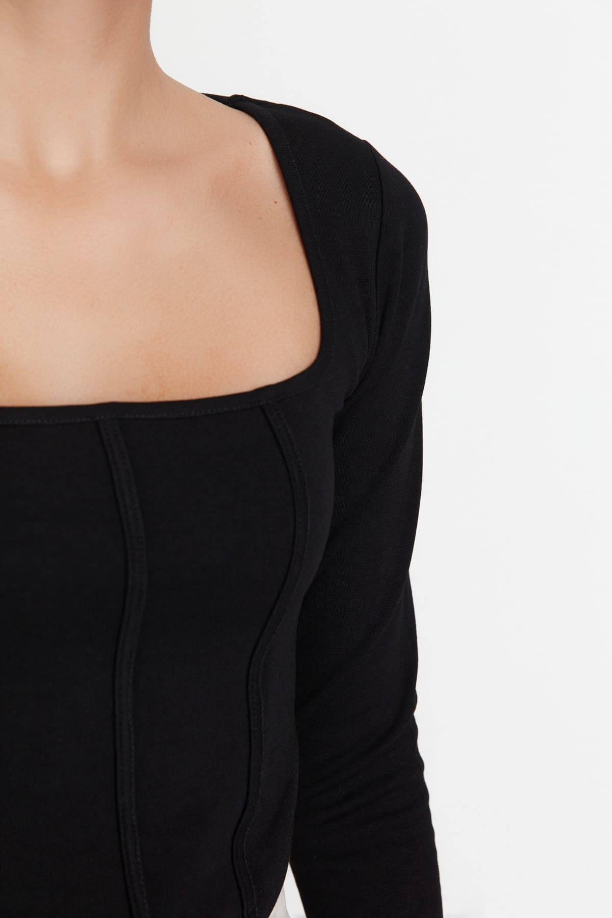 Trendyolmilla Siyah Biye Detaylı Kare Yaka Fitted/Vücuda Oturan Crop İnterlok Örme Bluz TWOAW23BZ00151