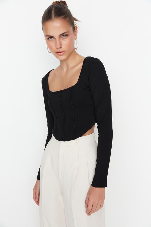 Product Trendyolmilla Siyah Biye Detaylı Kare Yaka Fitted/Vücuda Oturan Crop İnterlok Örme Bluz TWOAW23BZ00151