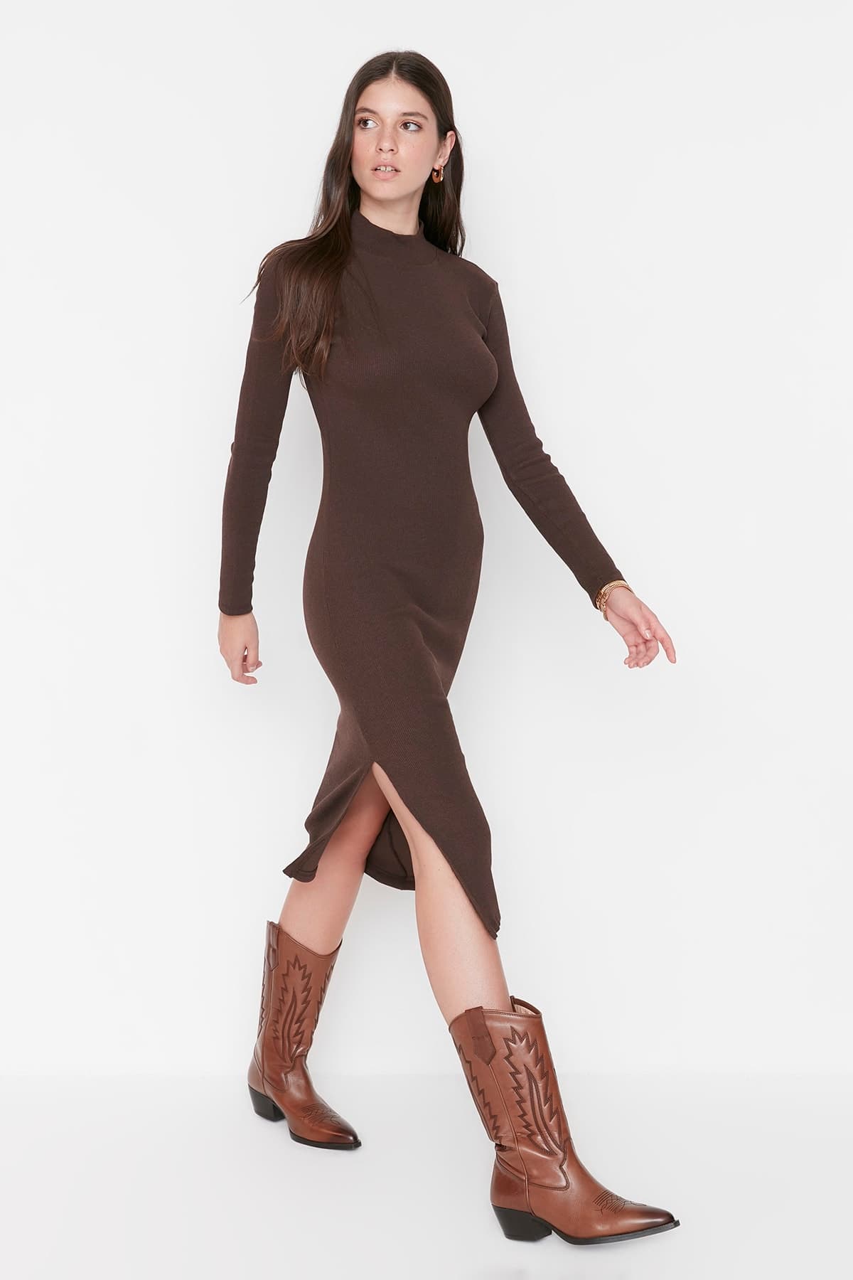 Trendyolmilla Kahverengi Vücuda Oturan Yırtmaçlı Bisiklet Yaka Midi Fitilli Esnek Örme Elbise TWOAW21EL0135