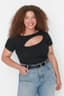 Trendyolmilla Curve Siyah Fitiili Cut-Out Detaylı Crop Örme Bluz TBBSS22AF00020