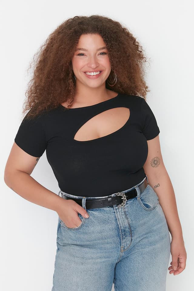 Product Trendyolmilla Curve Siyah Fitiili Cut-Out Detaylı Crop Örme Bluz TBBSS22AF00020