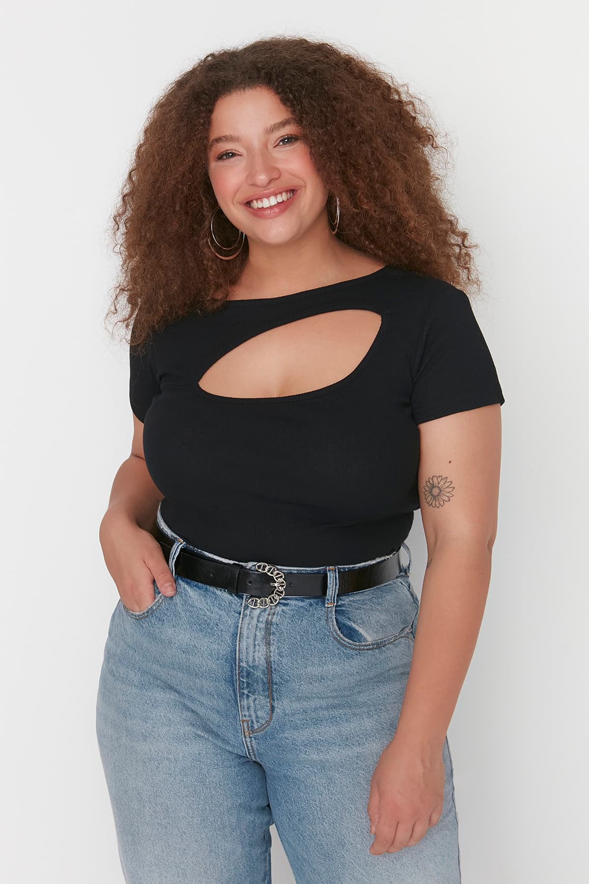 Trendyolmilla Curve Siyah Fitiili Cut-Out Detaylı Crop Örme Bluz TBBSS22AF00020