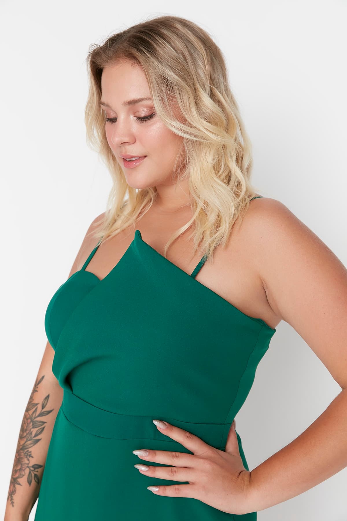 Trendyolmilla Curve Zümrüt Yeşili Ayarlanabilir Askılı Vücuda Oturan Orta Boy Dokuma Büyük Beden Elbise TBBSS22AH00039