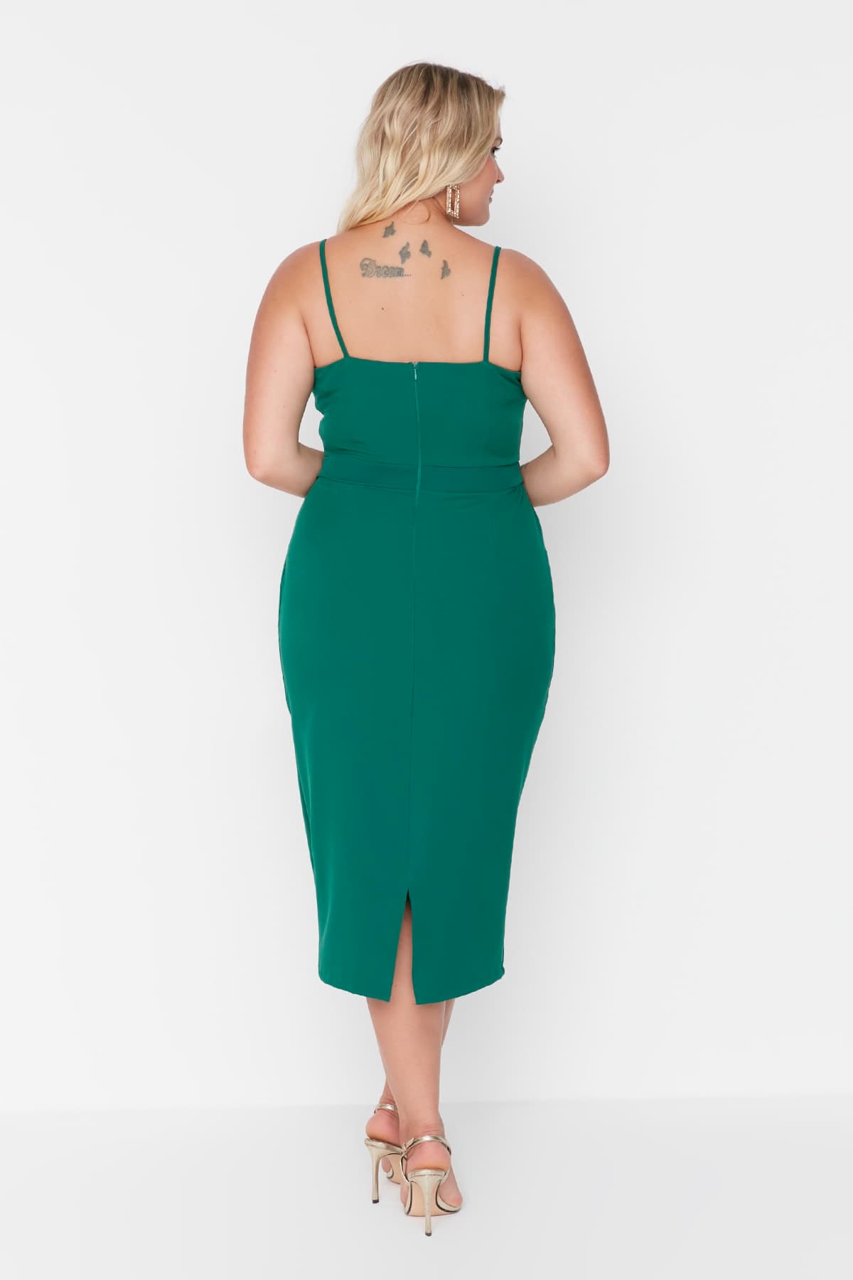 Trendyolmilla Curve Zümrüt Yeşili Ayarlanabilir Askılı Vücuda Oturan Orta Boy Dokuma Büyük Beden Elbise TBBSS22AH00039