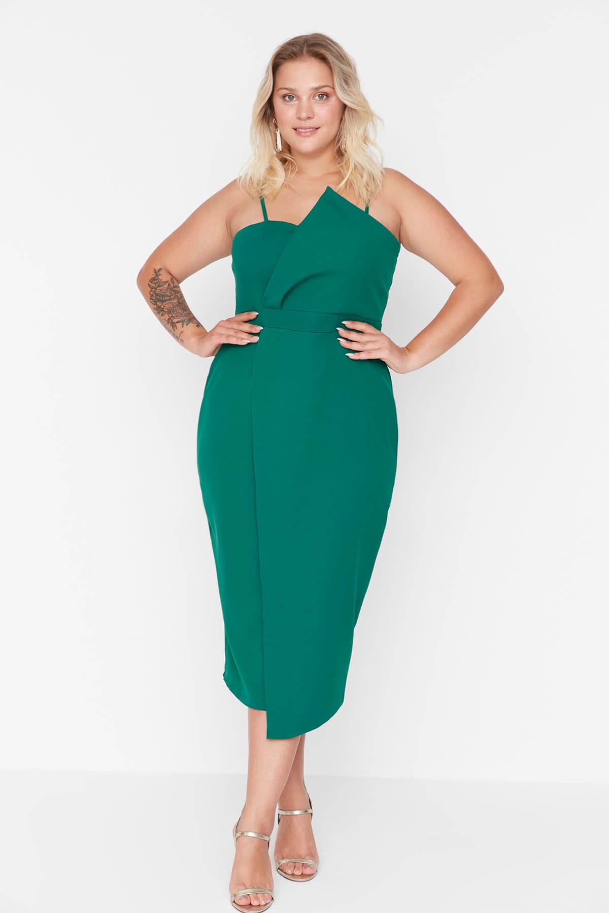 Trendyolmilla Curve Zümrüt Yeşili Ayarlanabilir Askılı Vücuda Oturan Orta Boy Dokuma Büyük Beden Elbise TBBSS22AH00039