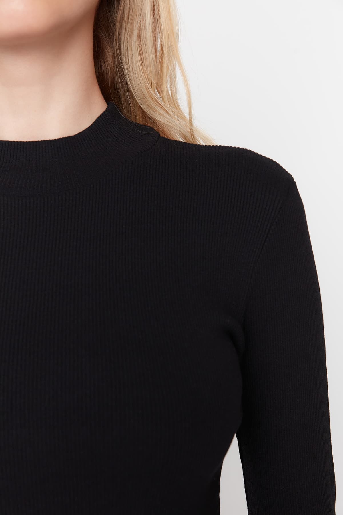 Trendyolmilla Siyah Vücuda Oturan Yırtmaçlı Bisiklet Yaka Midi Fitilli Esnek Örme Kalem Elbise TWOAW21EL0135