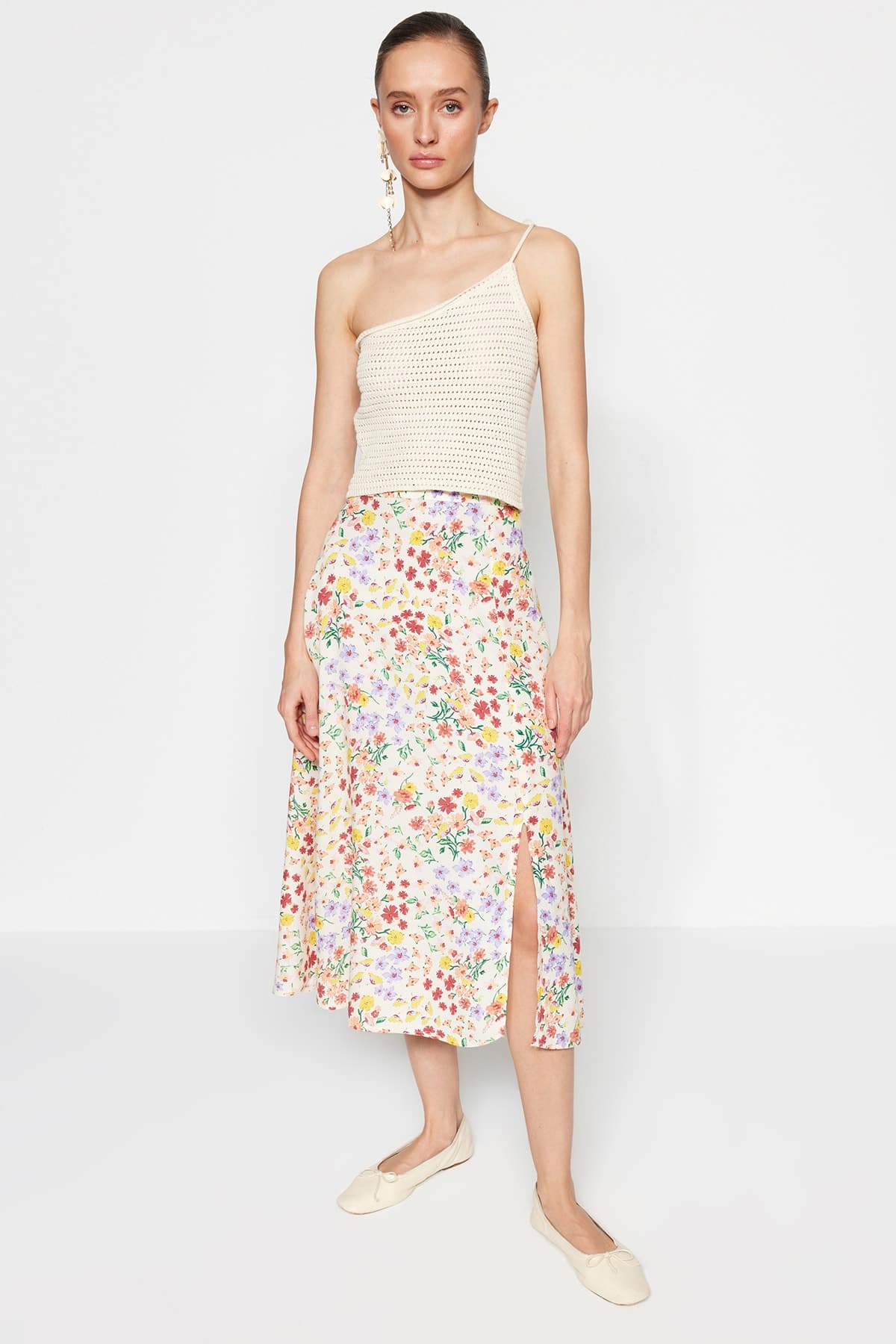 Ekru Yırtmaç Detaylı Çiçek Desenli Viskon Kumaşlı Midi Boy Dokuma Etek