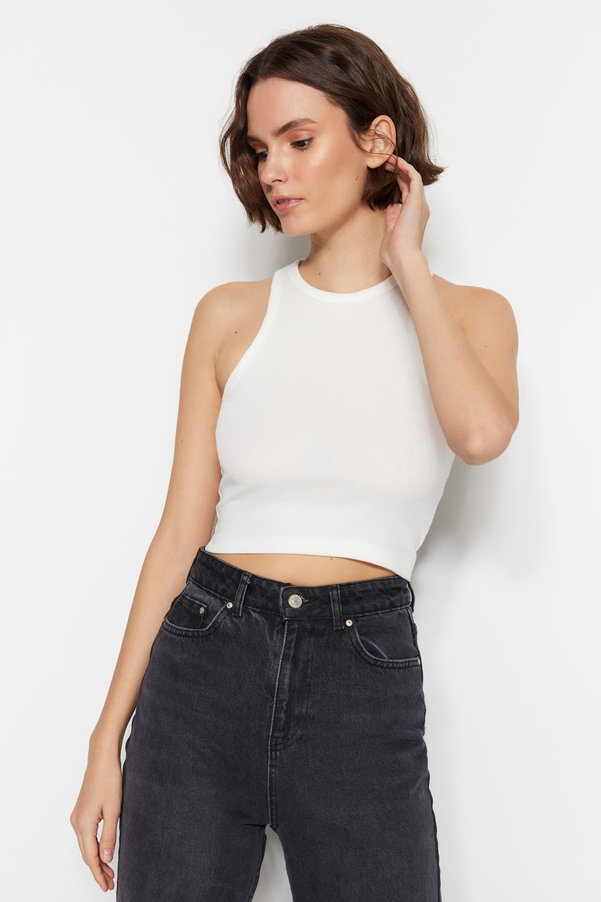 Trendyolmilla Siyah-Beyaz 2'li Paket Fitted/Vücuda Oturan Crop Halter Yaka Fitilli Esnek Örme Atlet TWOSS21AL0058