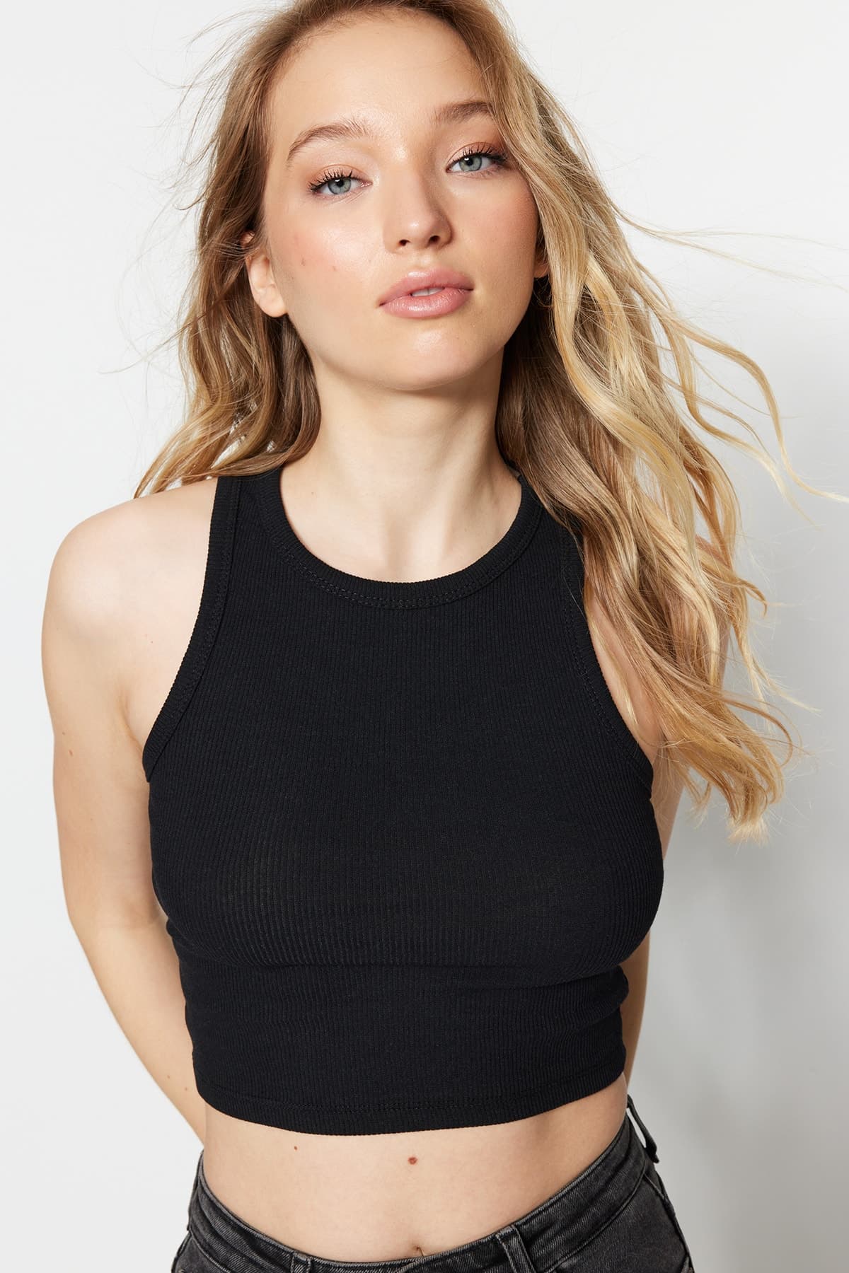 Trendyolmilla Siyah-Beyaz 2'li Paket Fitted/Vücuda Oturan Crop Halter Yaka Fitilli Esnek Örme Atlet TWOSS21AL0058