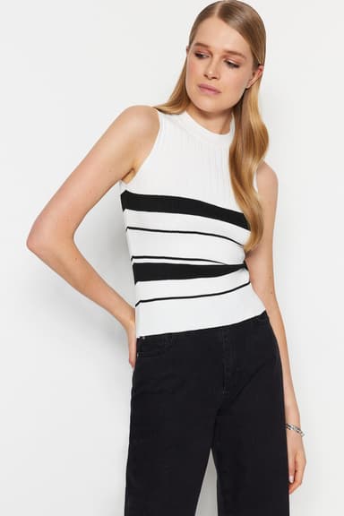 Trendyolmilla Ekru Bisiklet Yaka Bluz TWOSS21BZ0370