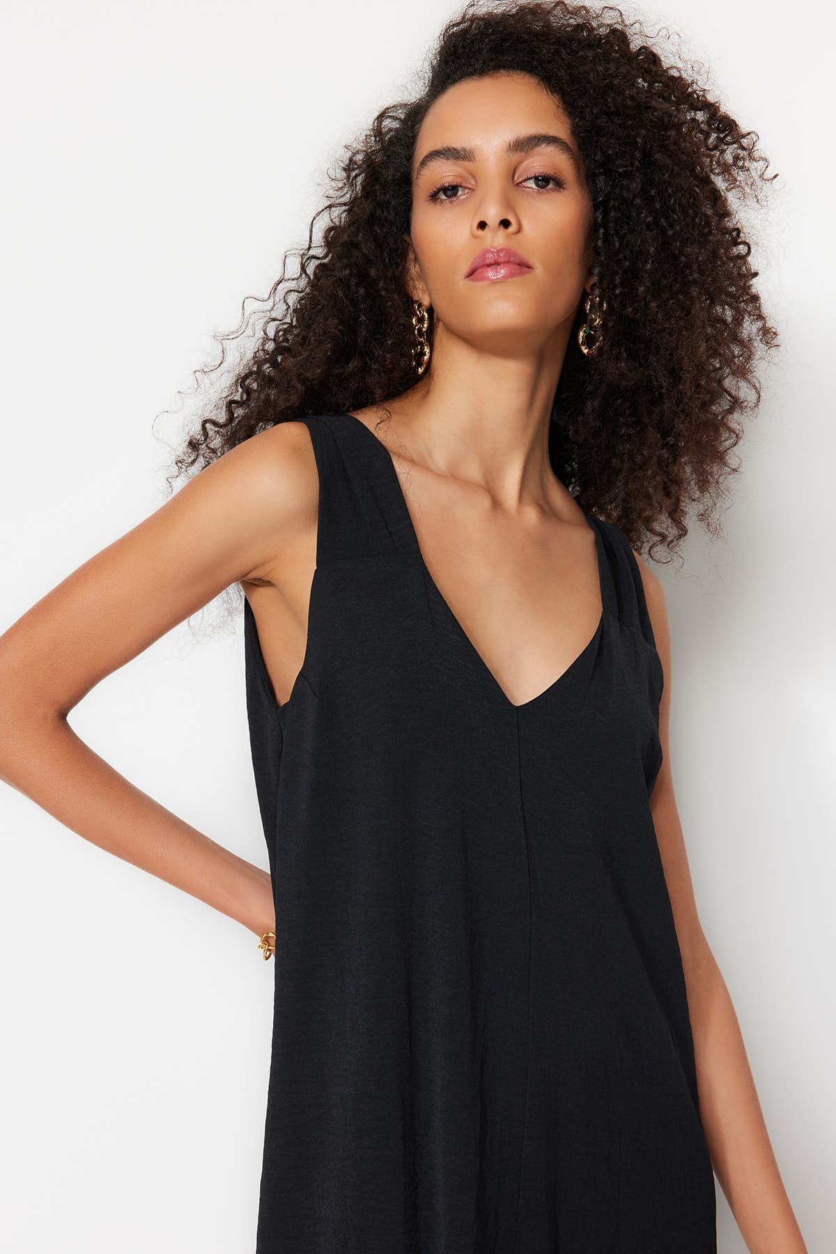 Trendyolmilla Siyah Rahat Kesim V Yaka Midi Dokuma Elbise TWOSS23EL00882