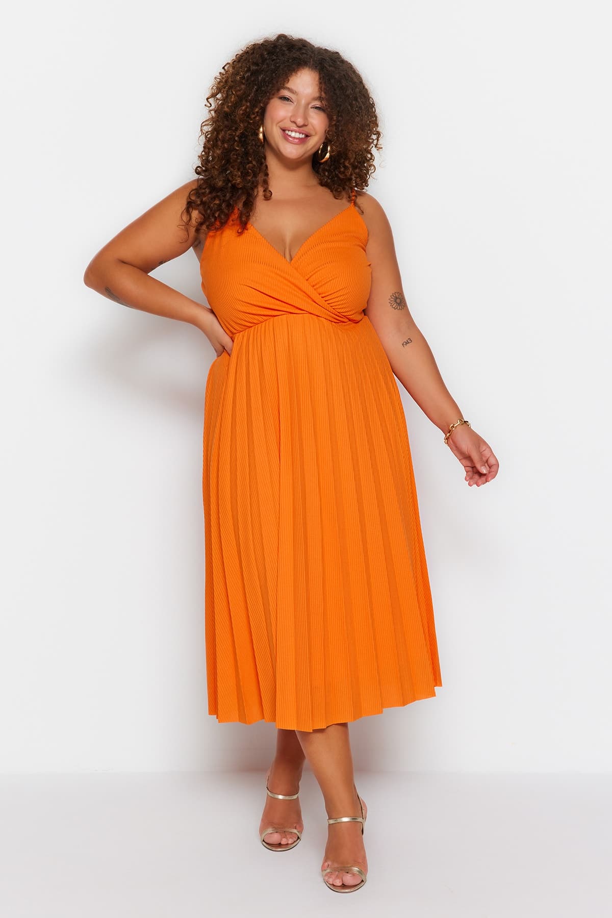 Trendyolmilla Curve Turuncu Kruvaze Yaka Askılı Yazlık Örme Elbise TBBSS22EL1565