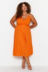 Trendyolmilla Curve Siyah Kruvaze Yaka Askılı Örme Elbise TBBSS22EL1565