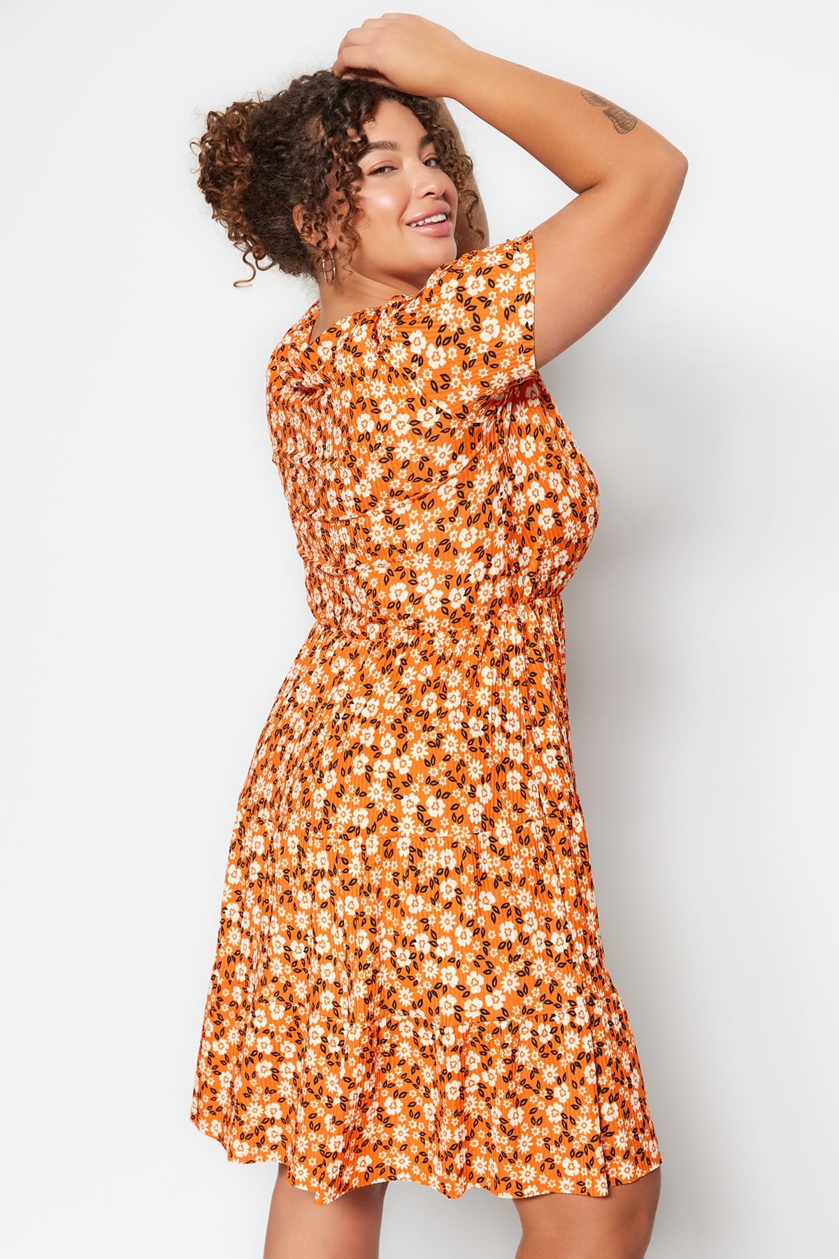 Trendyolmilla Curve Turuncu Skater V Yaka Çiçek Desenli Örme Büyük Beden Elbise TBBSS22EL1638