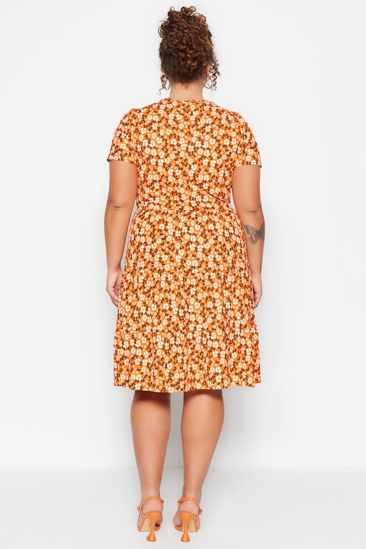 Trendyolmilla Curve Turuncu Skater V Yaka Çiçek Desenli Örme Büyük Beden Elbise TBBSS22EL1638