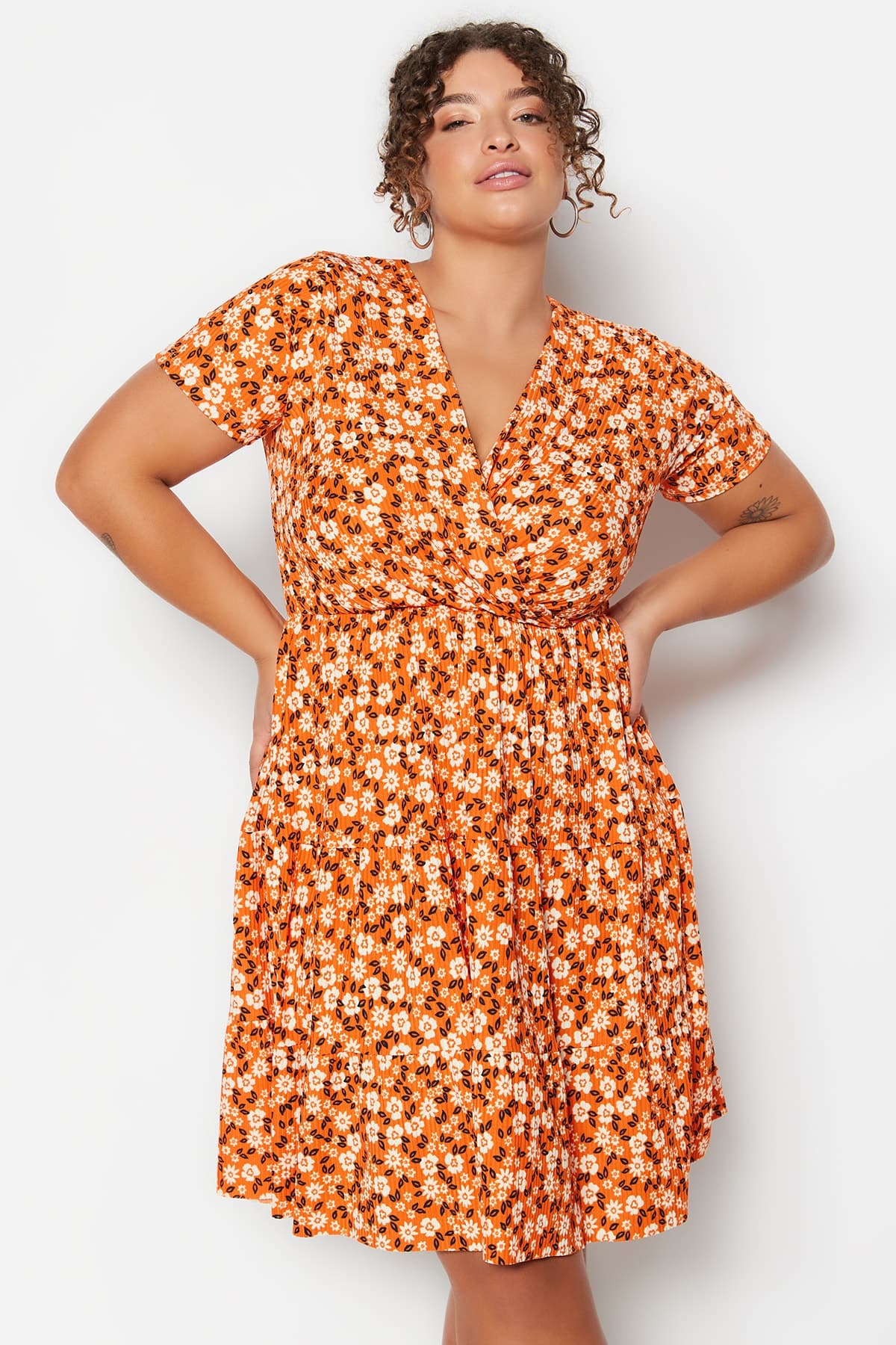 Trendyolmilla Curve Turuncu Skater V Yaka Çiçek Desenli Örme Büyük Beden Elbise TBBSS22EL1638