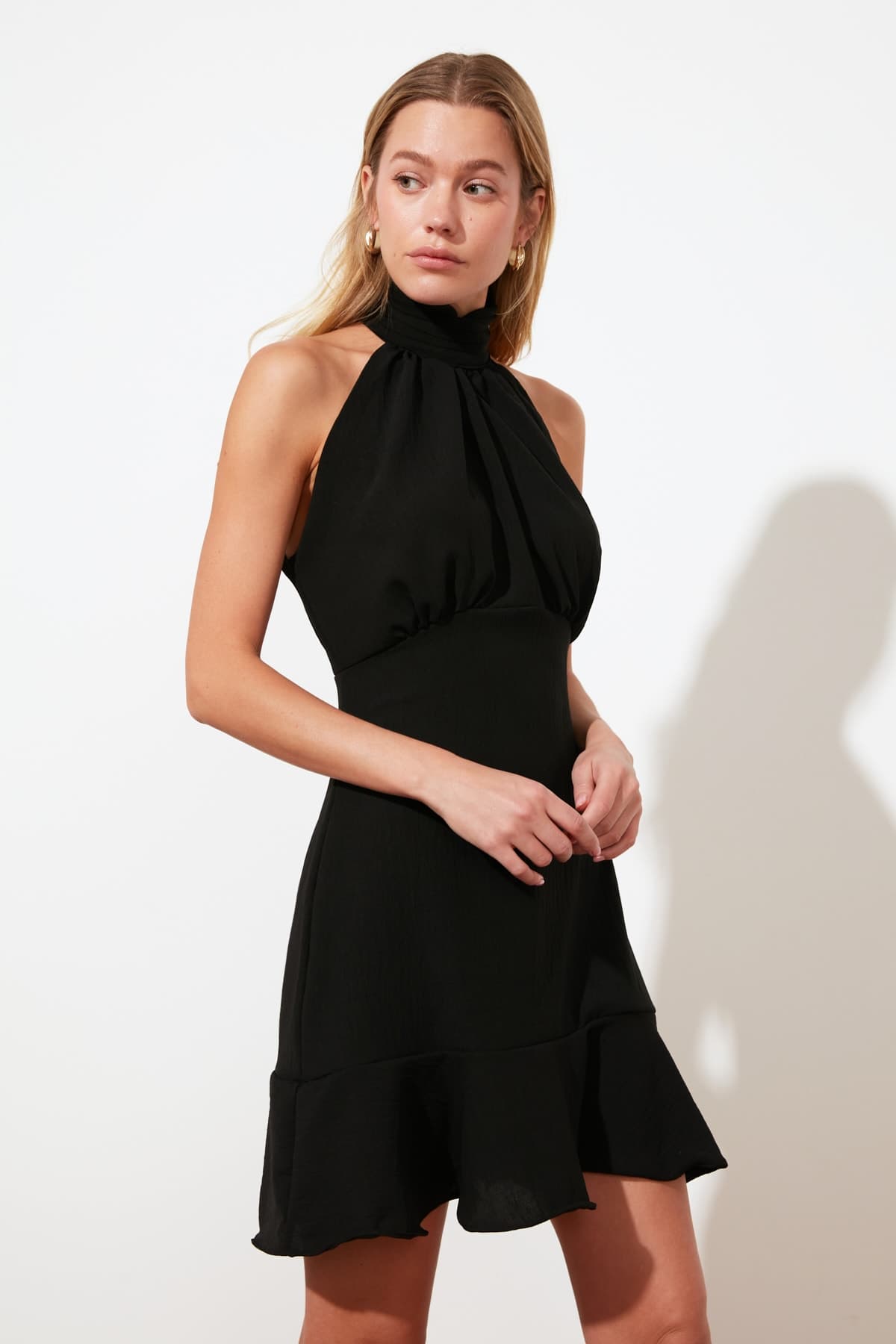 Trendyolmilla Siyah Halter Yaka A Kesim Astarlı Mini Dokuma Elbise TWOSS21EL1538