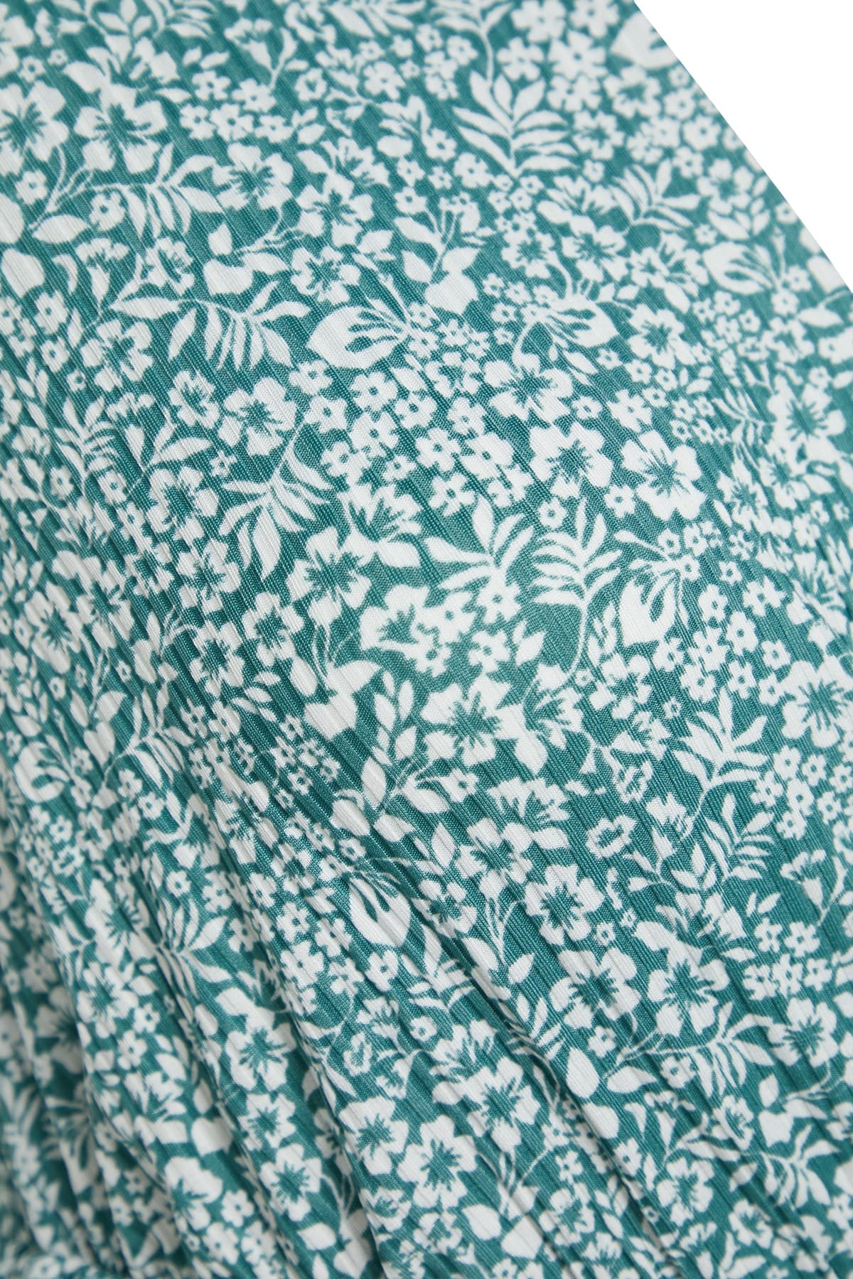 Trendyolmilla Curve Yeşil V Yaka Çiçek Desenli Stakter Örme Büyük Beden Elbise TBBSS22EL1638