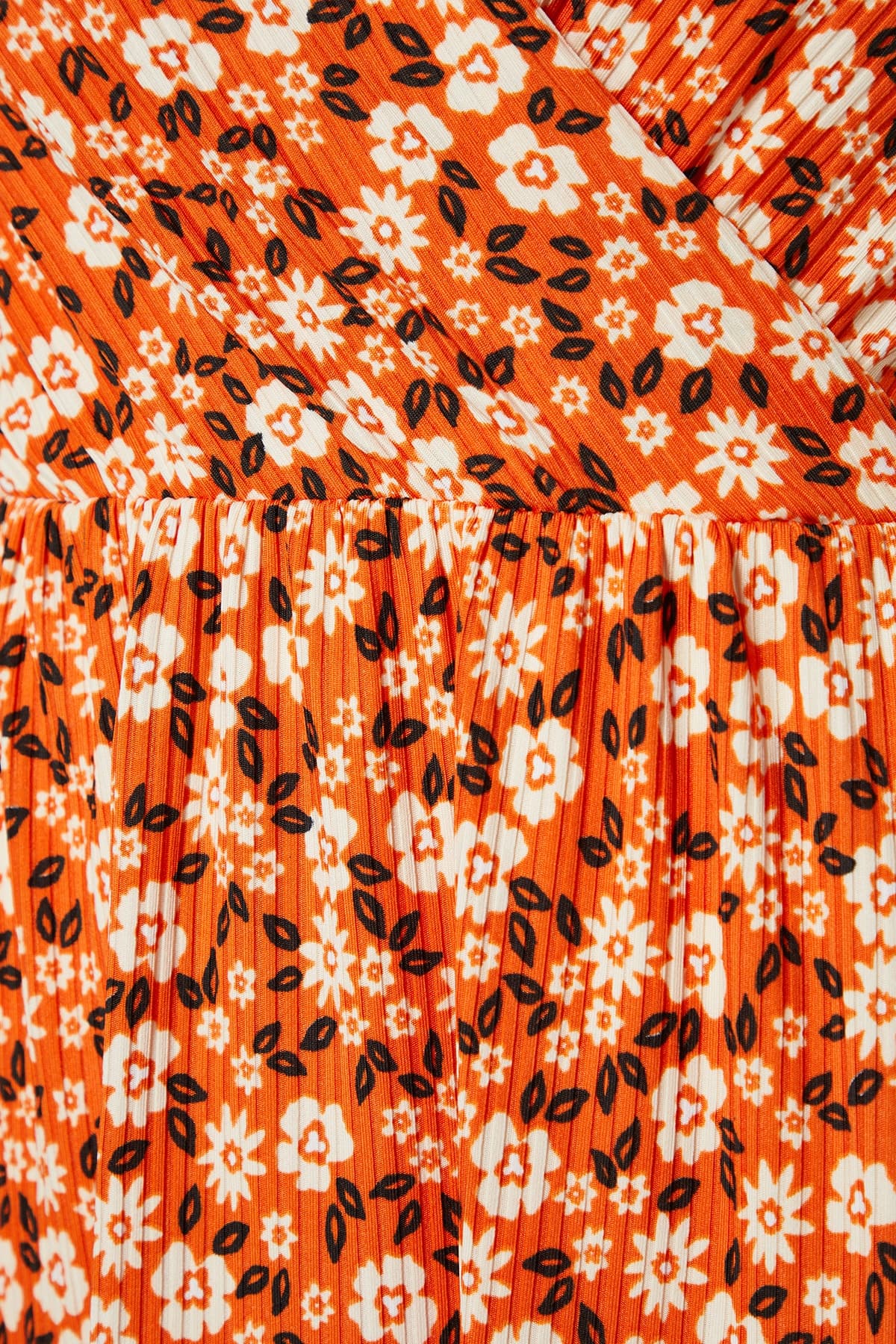 Trendyolmilla Curve Turuncu Skater V Yaka Çiçek Desenli Örme Büyük Beden Elbise TBBSS22EL1638