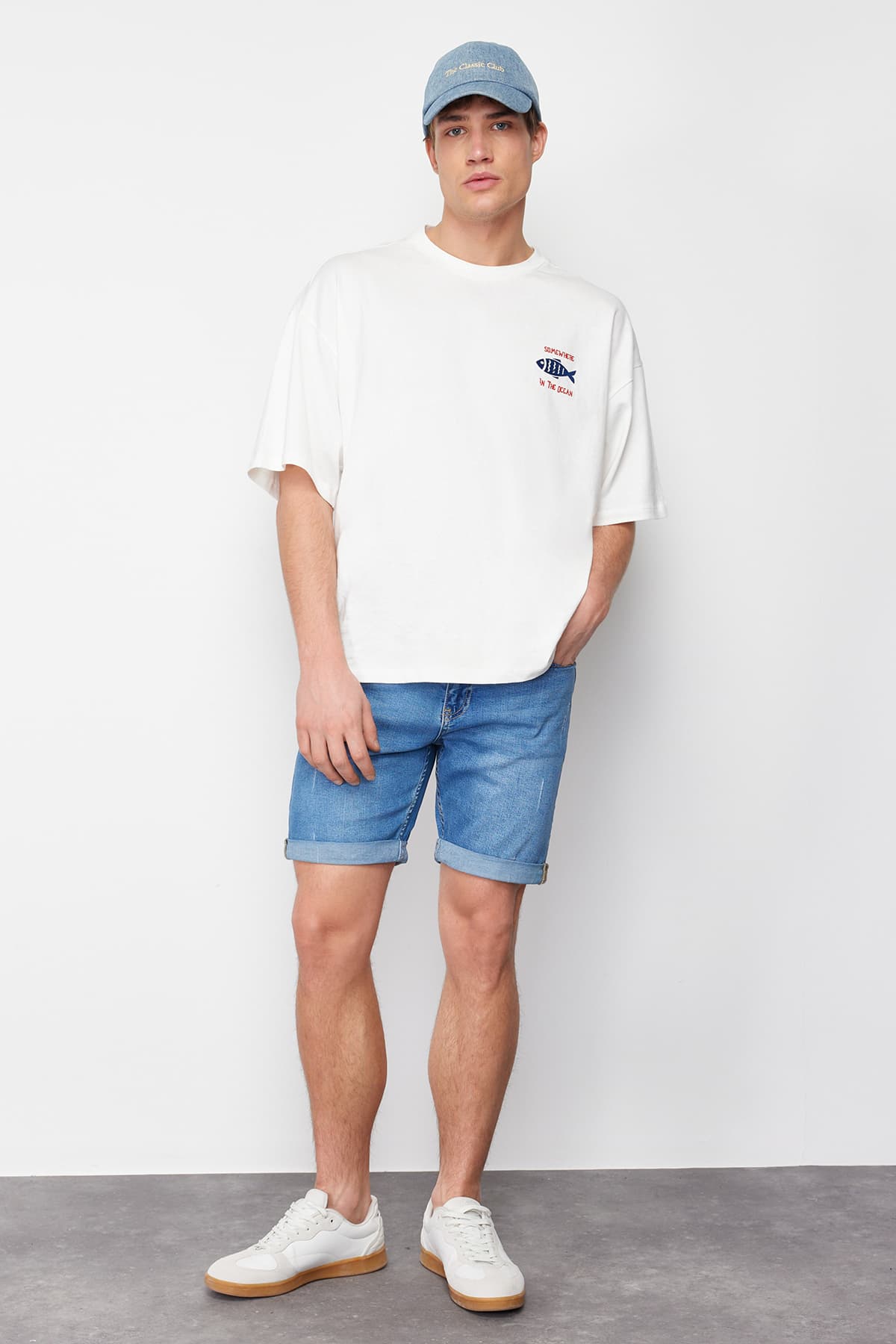 Mavi Slim Fit Tırmık Destroylu Denim Kot Şort