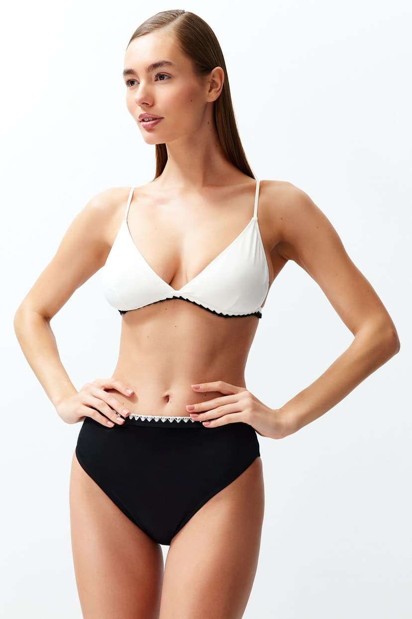 Siyah-Beyaz Renk Bloklu Üçgen Nakışlı Yüksek Bel Regular Bikini Takımı
