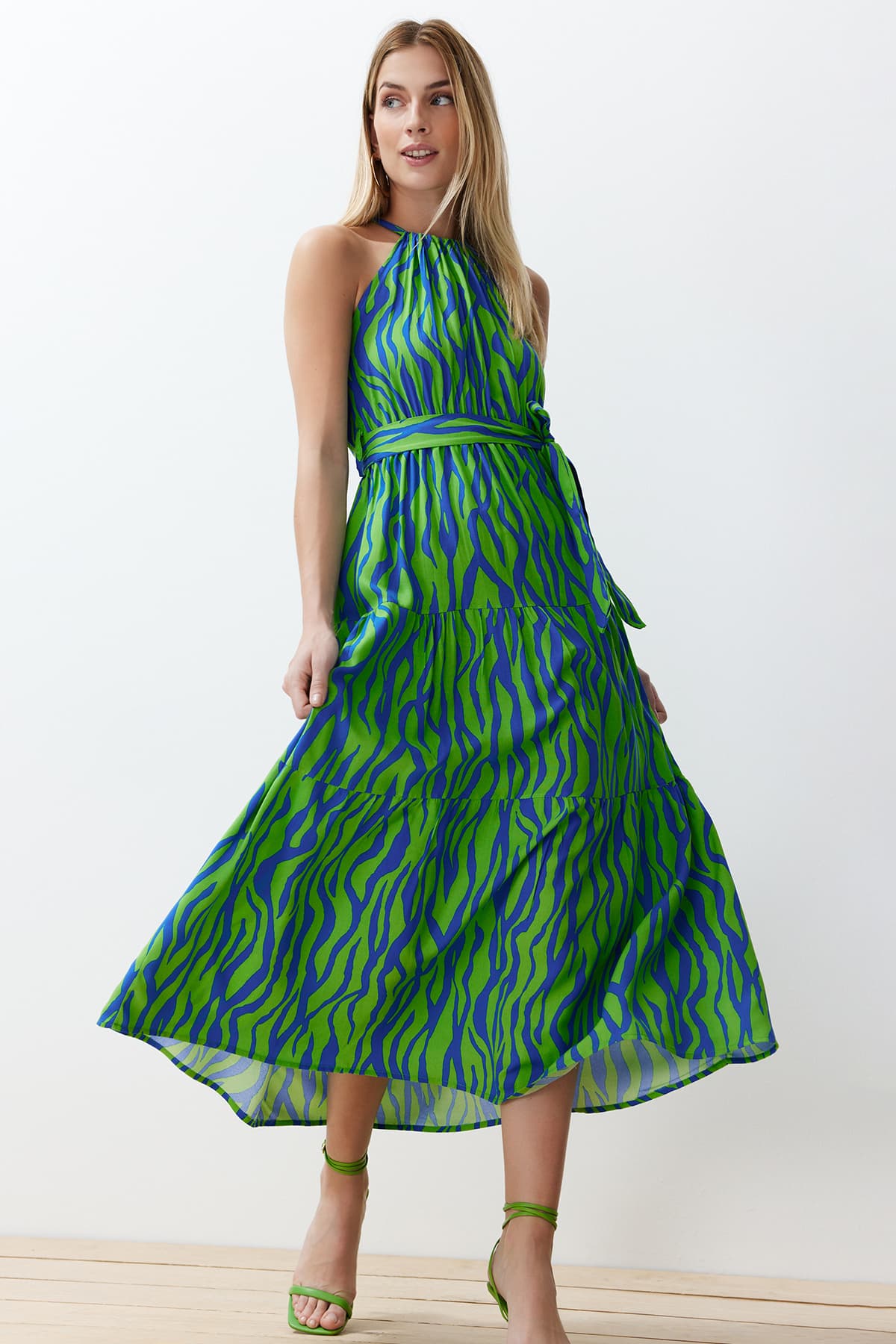 Trendyolmilla Mavi Animal Shift Boyundan Bağlamalı Halter Yaka Shally Maxi Dokuma Elbise TWOSS24EL00872