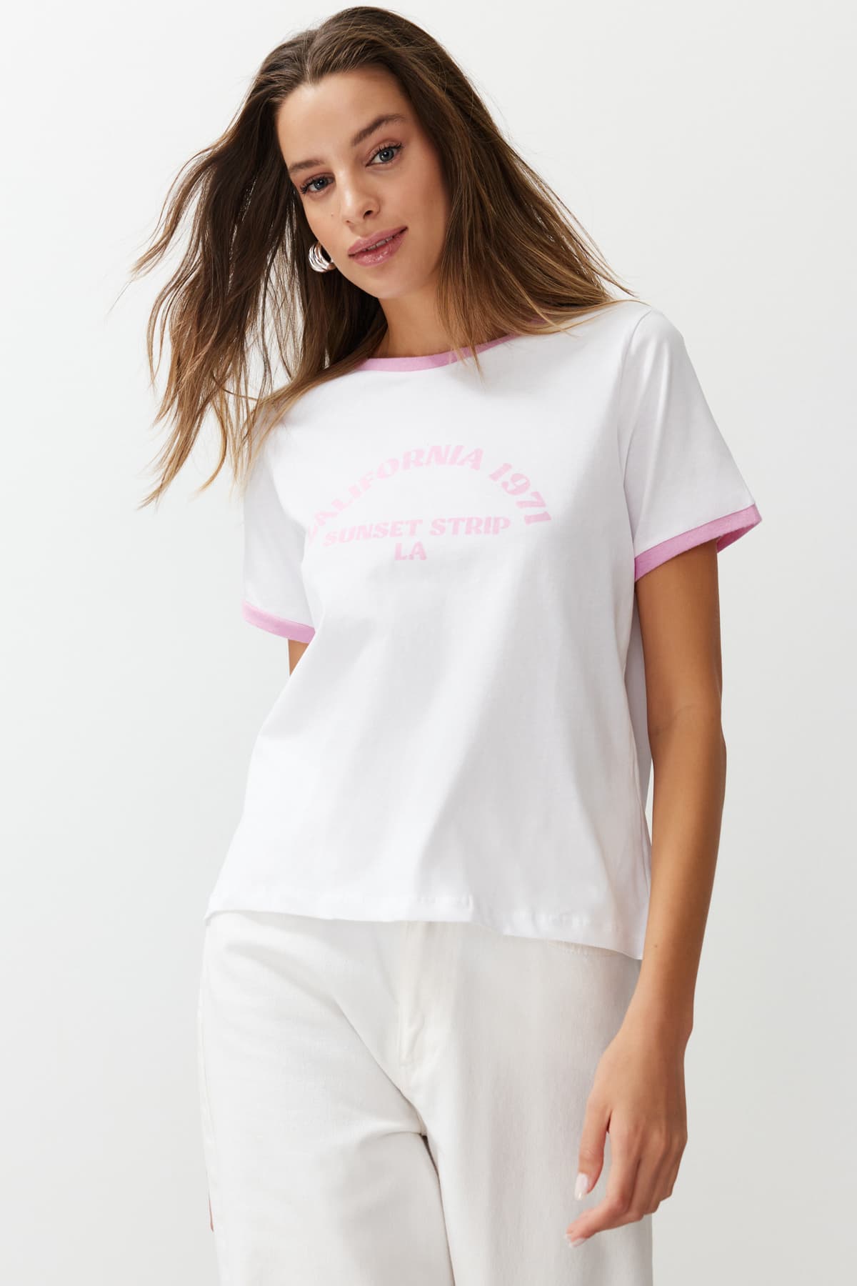 Ekru %100 Pamuk Slogan Baskılı Kontrast Biye Detaylı Örme T-Shirt