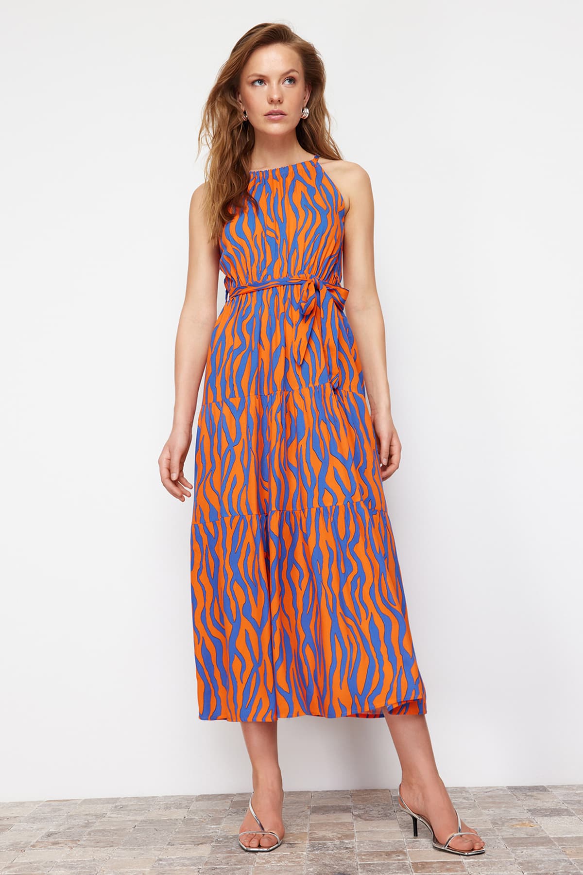 Trendyolmilla Turuncu Animal Shift Boyundan Bağlamalı Halter Yaka Shally Maxi Dokuma Elbise TWOSS24EL00872