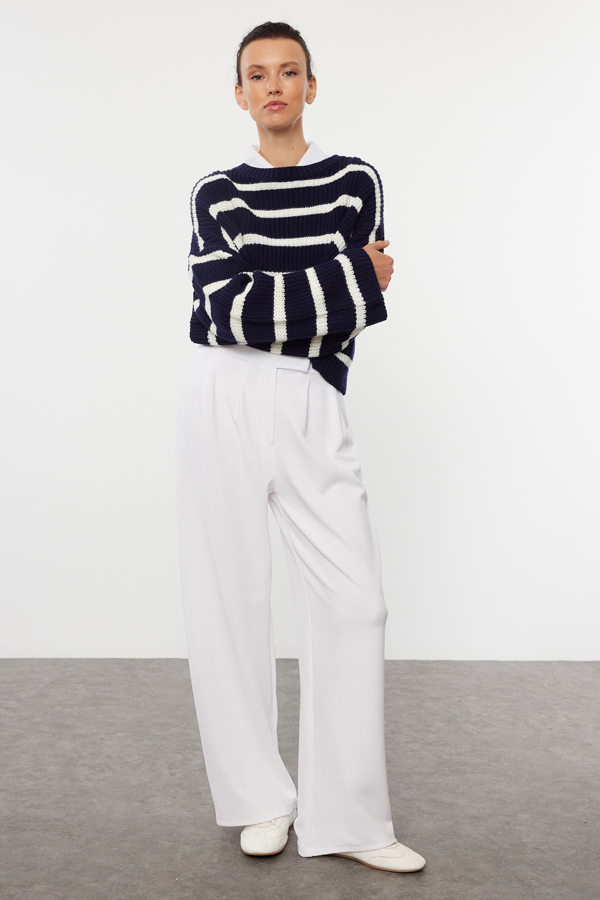 Beyaz Cırt Cırt Kapamalı Yüksek Bel Pileli Wide Leg Pantolon