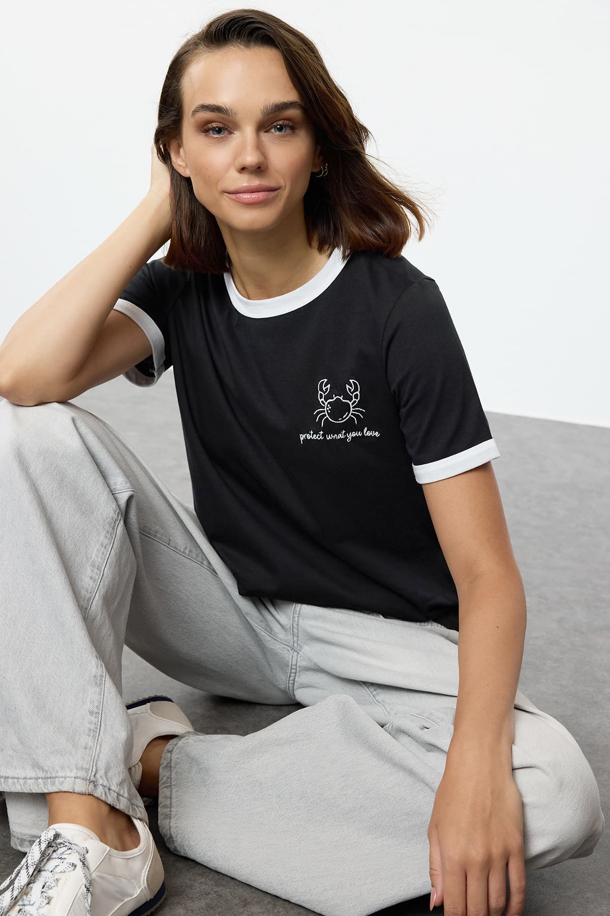 Siyah %100 Pamuk Nakışlı Kontrast Biye Detaylı Örme T-Shirt