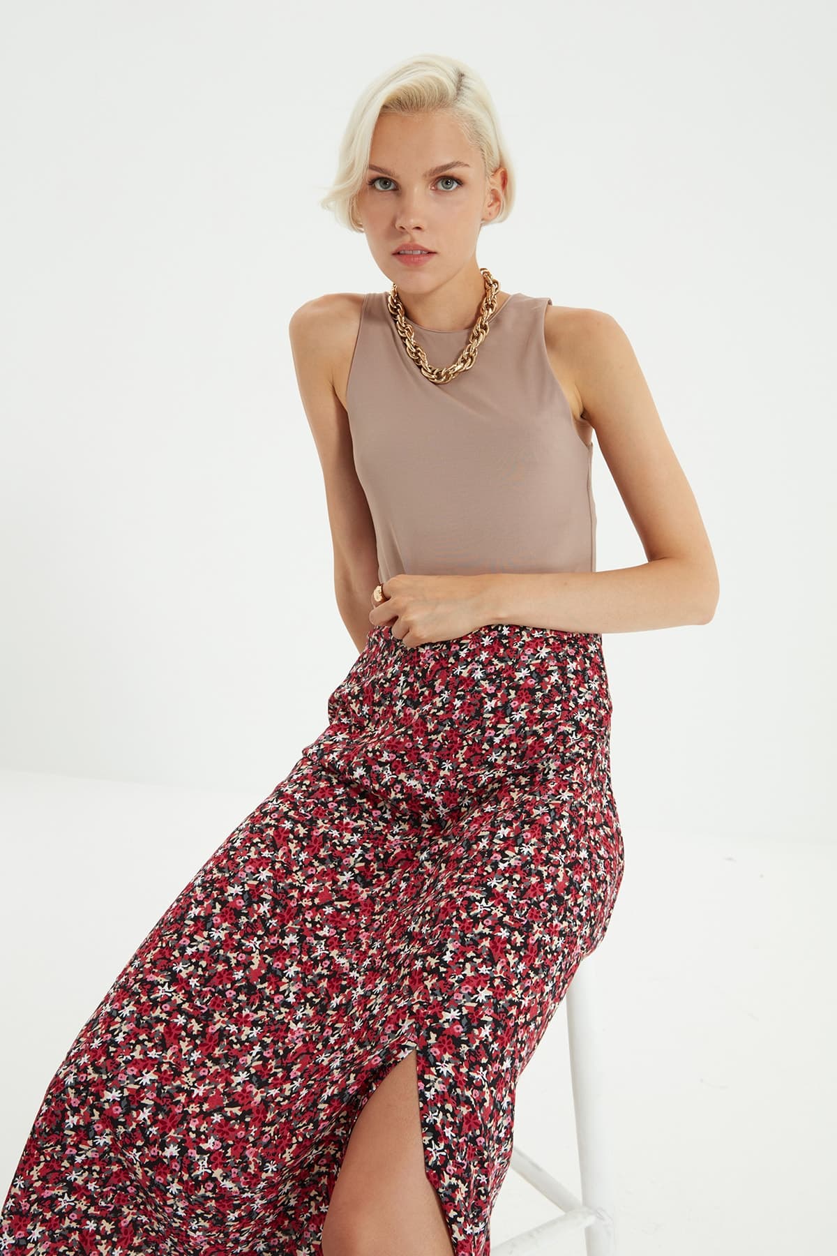 Çok Renkli Yırtmaç Detaylı Çiçek Desenli Viskon Kumaşlı Midi Dokuma Etek