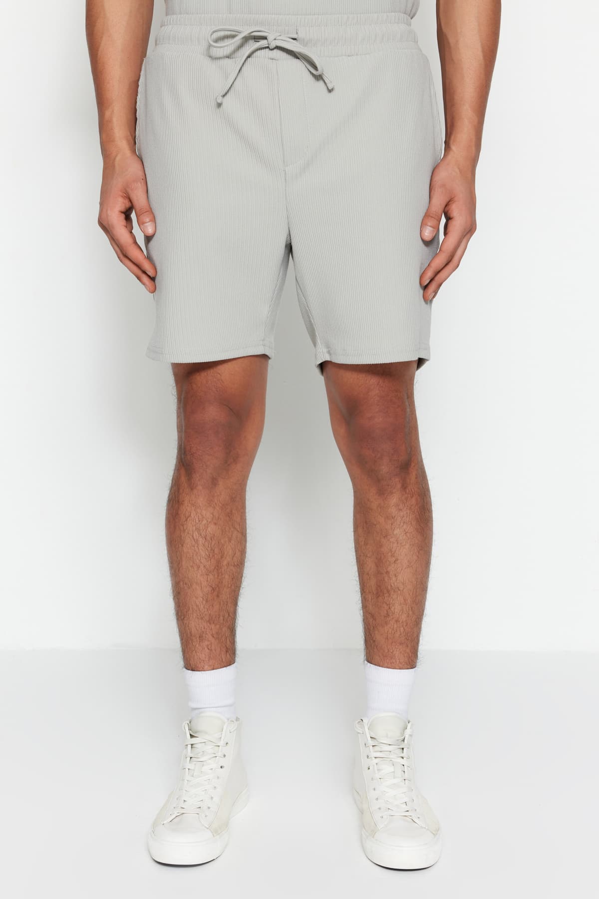 Gri Regular/Normal Kesim Orta Boy Kordonlu Dokulu Şort