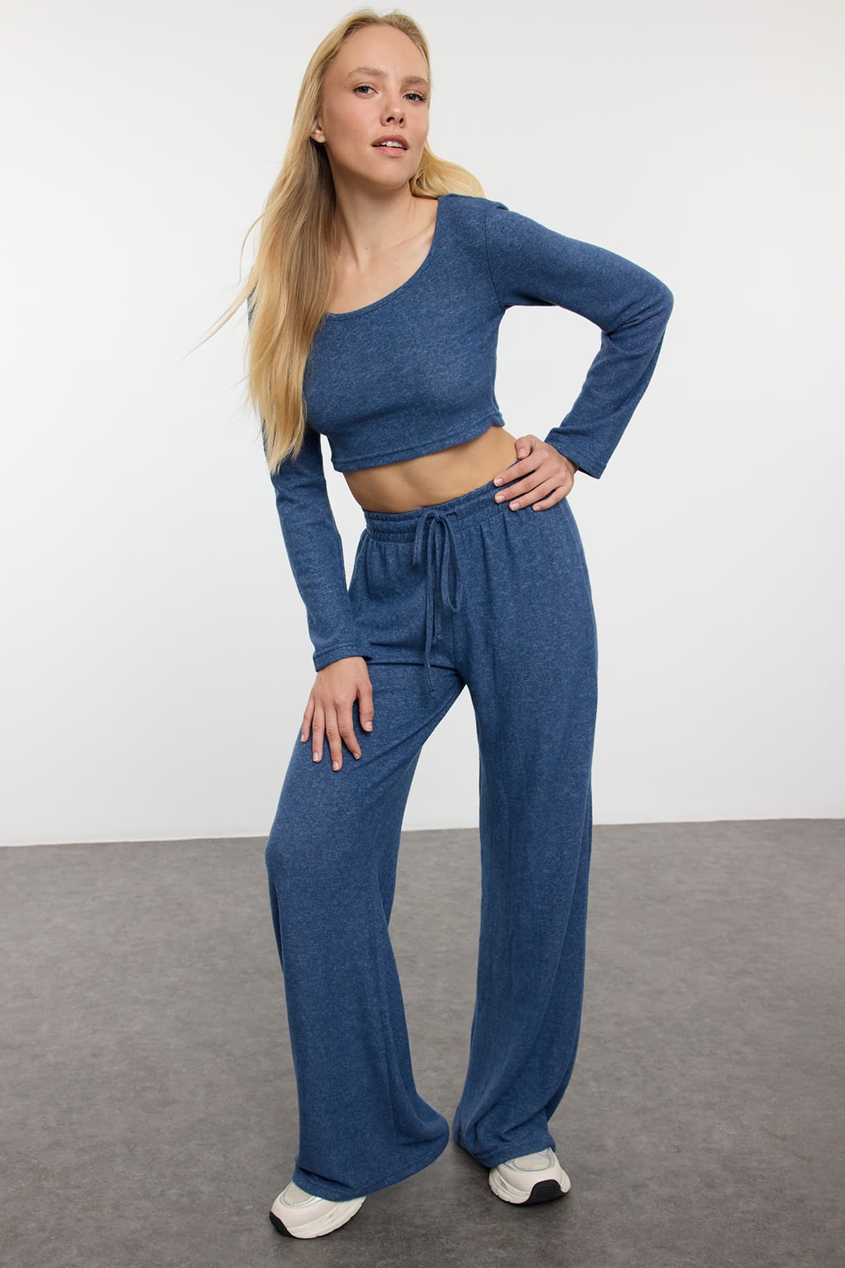 Trendyolmilla Indigo Yumoş Crop ve Wide Leg/Geniş Paça Örme Alt Üst Takım TWOAW23AU00125